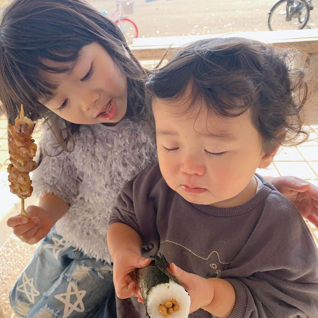 ともみさんのインスタグラム写真 - (ともみInstagram)「. 今日から幼稚園スタート！ 朝はまだ寝てたい〜って結構ぐずぐずしてたけど 行ったらお友達と会えてやっぱり楽しかったみたい✨ 残り少ない幼稚園生活、大切にしたいね🥺💕 . 写真は甘党ゆずさん2連発といつかの公園の👧👦 ゆずはドーナツ、アイス、チョコなどなど甘いものと鶏肉が好き♡ はるくんはなんでもとにかくよく食べる😂👌 #5歳10ヶ月 #1歳10ヶ月 #姉弟 #成長記録 #育児日記 #こどものいる暮らし #こどもと暮らす #ドーナツ」1月10日 19時29分 - yuzu_haru_18