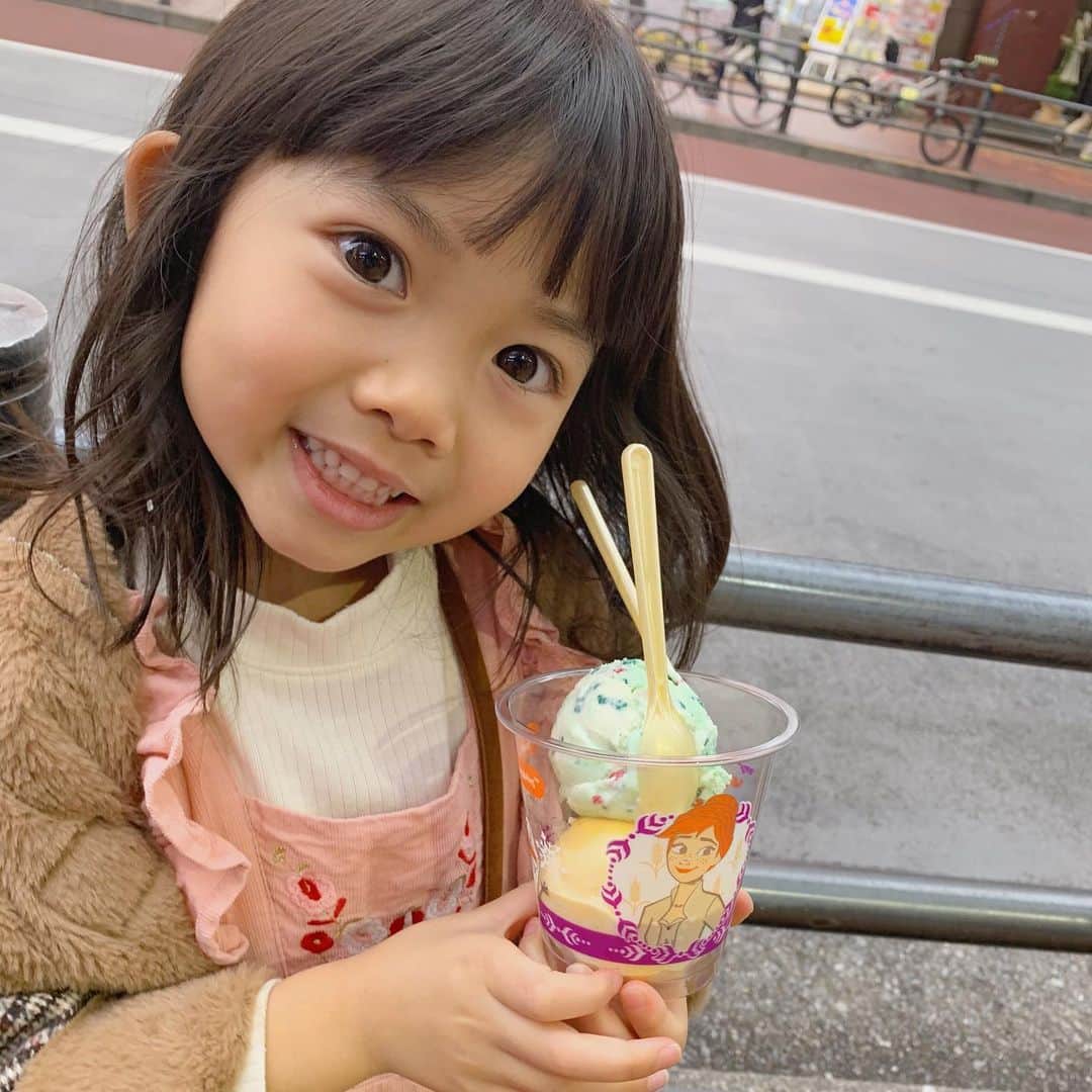 ともみさんのインスタグラム写真 - (ともみInstagram)「. 今日から幼稚園スタート！ 朝はまだ寝てたい〜って結構ぐずぐずしてたけど 行ったらお友達と会えてやっぱり楽しかったみたい✨ 残り少ない幼稚園生活、大切にしたいね🥺💕 . 写真は甘党ゆずさん2連発といつかの公園の👧👦 ゆずはドーナツ、アイス、チョコなどなど甘いものと鶏肉が好き♡ はるくんはなんでもとにかくよく食べる😂👌 #5歳10ヶ月 #1歳10ヶ月 #姉弟 #成長記録 #育児日記 #こどものいる暮らし #こどもと暮らす #ドーナツ」1月10日 19時29分 - yuzu_haru_18