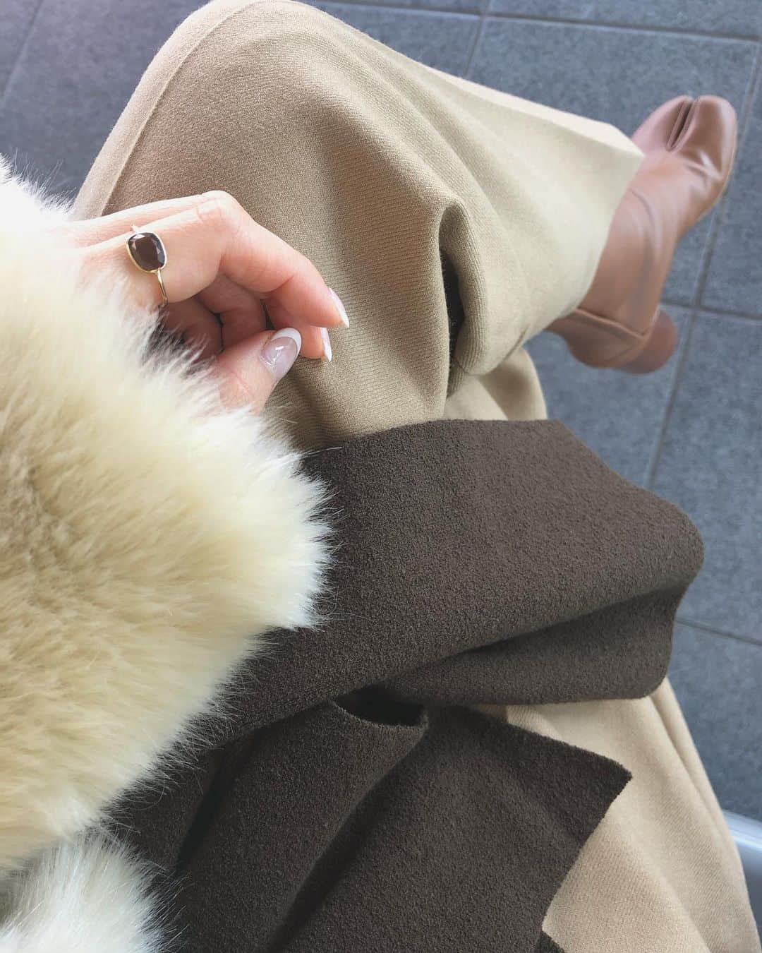のインスタグラム：「昨日の色味。 珍しく服に黒なし。 #BAGは黒でした」