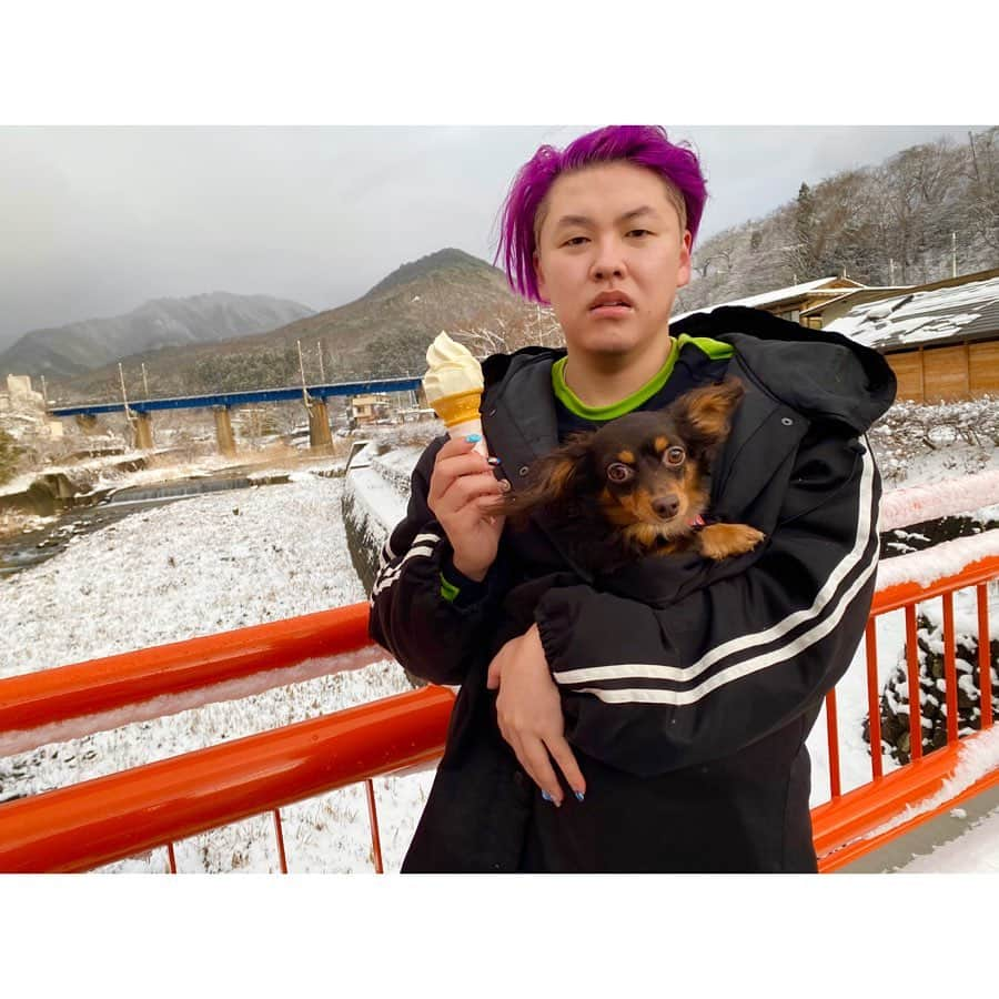 ぺえさんのインスタグラム写真 - (ぺえInstagram)「ソフトクリームを食べる雪男 #むくみまくりの正月 #雪景色とむくみジジイ #インフルが治ってから山形へ帰省 #食べるか寝るかどっちかの生活 #別にお正月じゃなくても同じ生活 #初詣は山寺に行ってきました #おみくじ3回引きました #待ち人来らずが3回出ました #今年も呼んだら来てくれるのはロナウドだけ #寒さに気が動転してソフトクリームを買うあたし #売店のおばちゃんも引いてた #こんな寒いのにソフトクリーム #こんな奴前から歩いてきたらマジ無理 #完全に山から降りてきた雪男 #雪男に囚われた犬 #オリンピックを意識しすぎてソフトクリームまで聖火に見えてくる #聖火ランナー選ばれたかった #山形を走りたかった#マジ悔しい #地元山形は誰が走るんだろう #やっぱり山形の女王あき竹城かな #あき竹城さんには絶対敵わない  #そして明日19時から #フジテレビ#ドッキリGP #愛犬ロナウドと一緒に出演します #ロナウドと私の絆が試されるような企画です #皆さん絶対に見てください」1月10日 19時32分 - peey