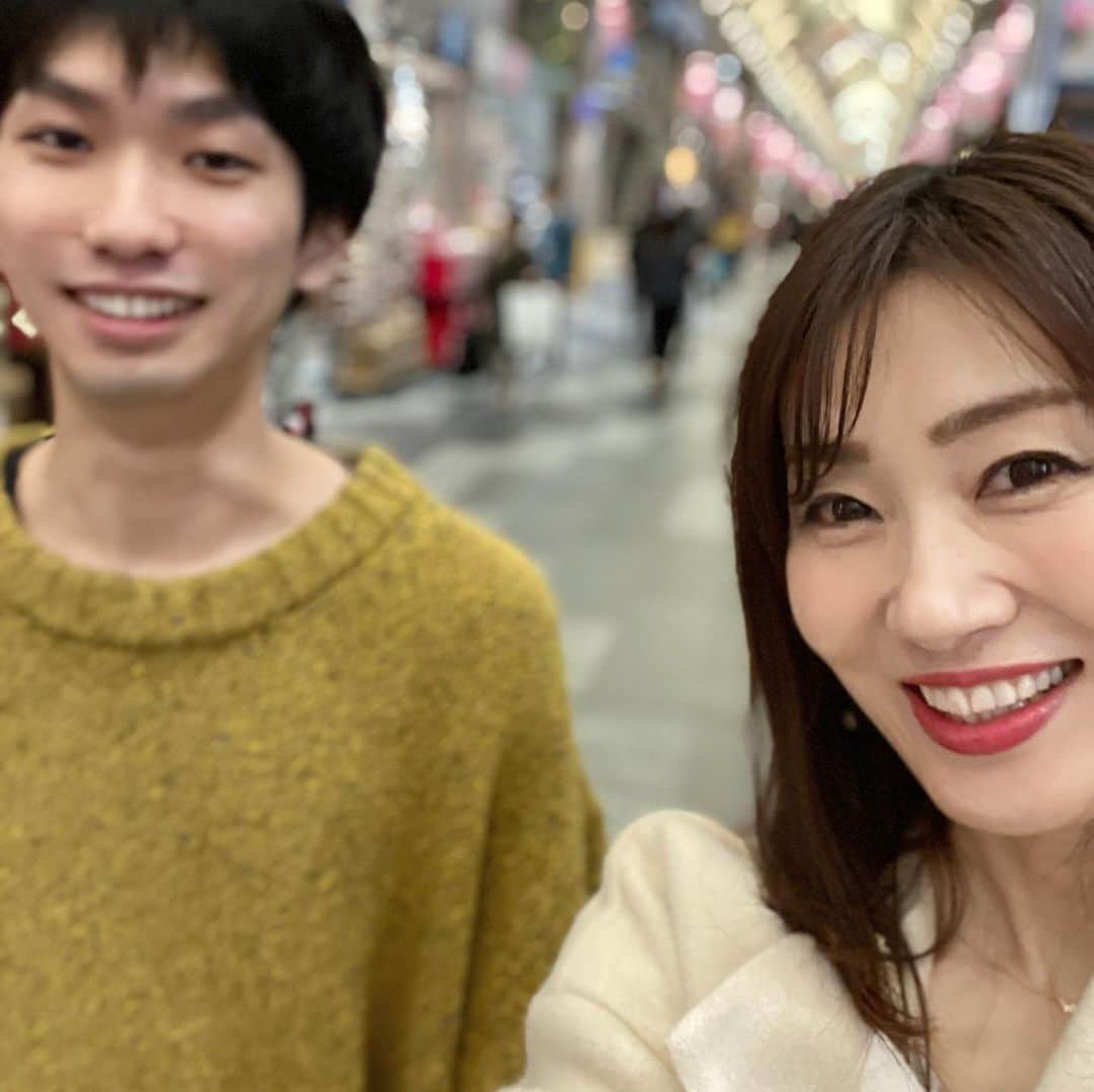 梅本理恵さんのインスタグラム写真 - (梅本理恵Instagram)「京都お散歩♡﻿ ﻿ 息子と一緒。﻿ なんだか今日もあたたかい。。﻿ ﻿ 烏丸でお気に入りのラーメンを食べて。﻿ 色んなお店に入って、洋服を眺めて。﻿ 河原町まで歩く…﻿ そして、新しく出来たカフェでひと休み☺︎☺︎﻿ ﻿ ちょっと来てない間に、町のあちこちが変化しています。﻿ ﻿ ﻿ ﻿ ﻿ #京都#kyoto#ラーメン#つけ麺 #もつつけ麺#大好き#息子とデート #グッドネイチャーステーション #goodnaturestation #京都カフェ #癒し#癒しの時間#息子とデートコーデ #ママコーデ#カジュアルコーデ #美魔女#レジェンド美魔女#はんなり美魔女#梅本理恵#はんなり梅ちゃん#team美魔女9期生」1月10日 19時40分 - rie___12ki