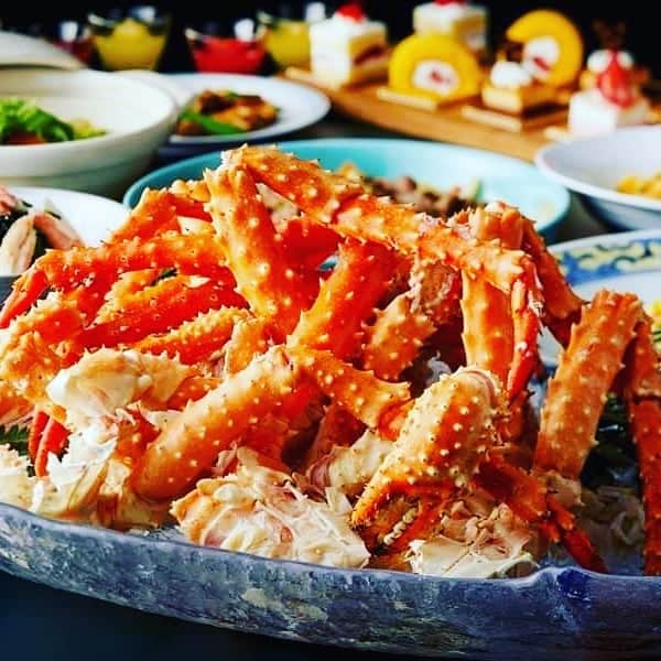ホテルニューオータニ博多さんのインスタグラム写真 - (ホテルニューオータニ博多Instagram)「2020年も大好評✨の「蟹の食べ放題」からスタート😉 ・ グリーンハウス(1階)で毎週土・日開催のディナービュッフェ❗️1～3月は北海道のイバラガニが主役のグランシェフディナービュッフェです😁 ・ 大きな身で甘みも強く、食べこたえのある蟹の食べ放題に、和・洋・中のシェフたちの自慢の料理に、パティシエ特製のスイーツもご用意します🍰 ・ ・ 「グランシェフディナービュッフェ」 ～蟹の食べ放題～ 期間：1月11日(土)～3月1日(日)　土・日 時間：17：30～20：30 料金：￥5,500（大人）￥5,000（65歳以上)￥2,500 幼児（4～6才）￥900円 ※表示価格はサービス料込み・税金別 ・ 【問合せ】092-714-1111（グリーンハウス） https://www.kys-newotani.co.jp/hakata/restaurant/menu/519/ ・ ・ #かに #福岡ディナー  #福岡食事 #ファミリー #カップル #美味しい #一度は食べたい #ニューオータニ博多 #ホテルニューオータニ #newotani #なに食べる？ #福岡グルメ #観光 #日本 #japan #travel #dinner #ふぐ #sightseen #天神ディナー #年明け  #福岡ランチ #天神デート #和食 #天神グルメ #ホテルグルメ #ホテルディナー #冬の味覚 #お正月 #海の幸」1月10日 19時40分 - newotani_hakata_official