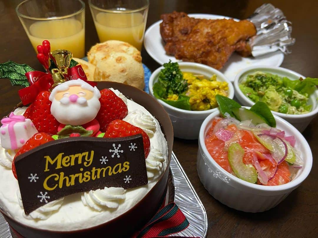 ふなこしようこのインスタグラム：「取引先のケーキも悪くない #クリスマス」