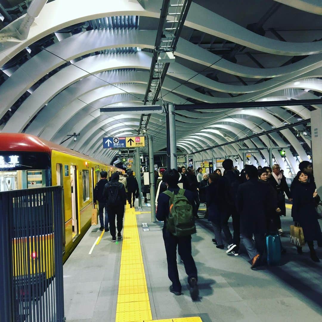 勝恵子さんのインスタグラム写真 - (勝恵子Instagram)「銀座線ユーザーとしては、子供の小さい頃の送り迎えなどで複雑怪奇な渋谷駅をかなり熟知していたけど、新銀座線ホームで、人の動線がスッキリしたようではないようで。片付いていなかった部屋を一部片付けたら余計に分からなくなった物が増えた感。 新ホームは素敵だけど。 #銀座線渋谷駅」1月10日 19時52分 - keiko.katsu