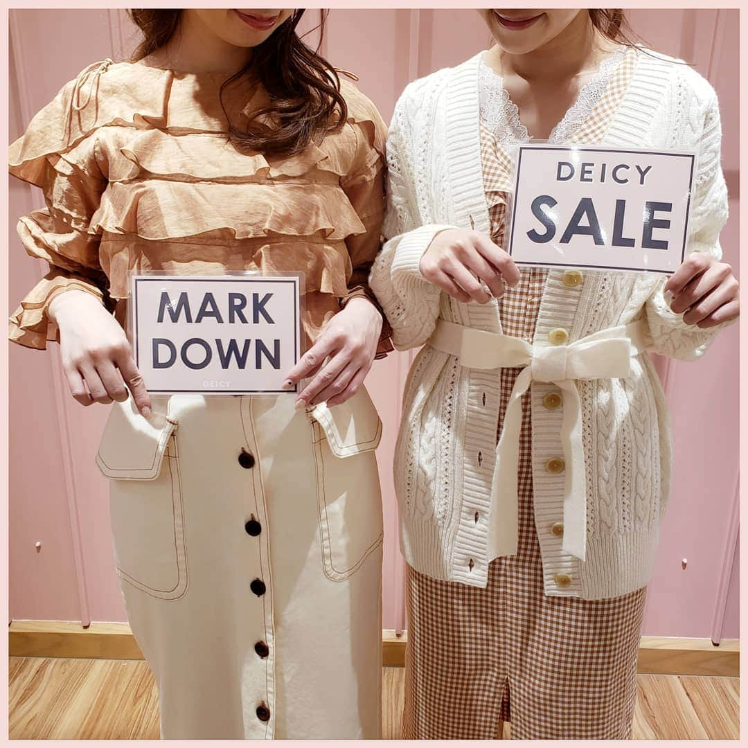 デイシーさんのインスタグラム写真 - (デイシーInstagram)「💞 Markdown item's 💞 . . 本日よりセール価格でお買い求め頂ける 大人気商品のご紹介です ♪✨ . ・オーガンフリルブラウス(写真:左側トップス) ¥18,000→¥12,600+tax ・ケーブルアイレットルーズカーディガン(写真:右側カーディガン) ¥17,000→¥11,900+tax . 今なら2点以上お買い上げでSALEアイテムが更に10%OFF！(1月13日まで) . . 〜information〜 DEICY大阪店は館の営業時間に伴いまして 1/19(日)・26(日)は 20:30閉店となります。 ご来店の際はご注意下さいませ。  通常営業時間  11:00〜21:00  1月19・26日 11:00〜20:30 . . . #deicy #mecouture #deicyosaka #instagood #instalike #instafashion #fashion #ootd #winter #autumn #sale #bargain #markdown #frill #blouse #cardigan #フリルブラウス #デイシー #ミークチュール #梅田エスト #大阪 #梅田est #秋服 #冬服 #ファッション #umeda #osaka」1月10日 20時00分 - deicy_official