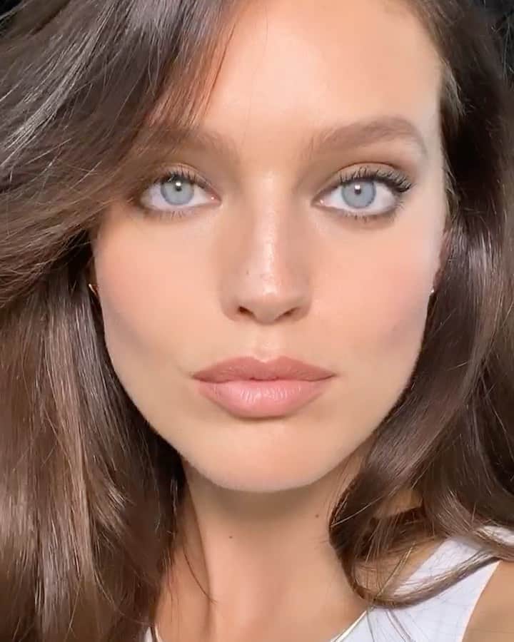 エミリー・DiDonatoのインスタグラム：「New year, new makeup 💄 @erinparsonsmakeup @maybelline」