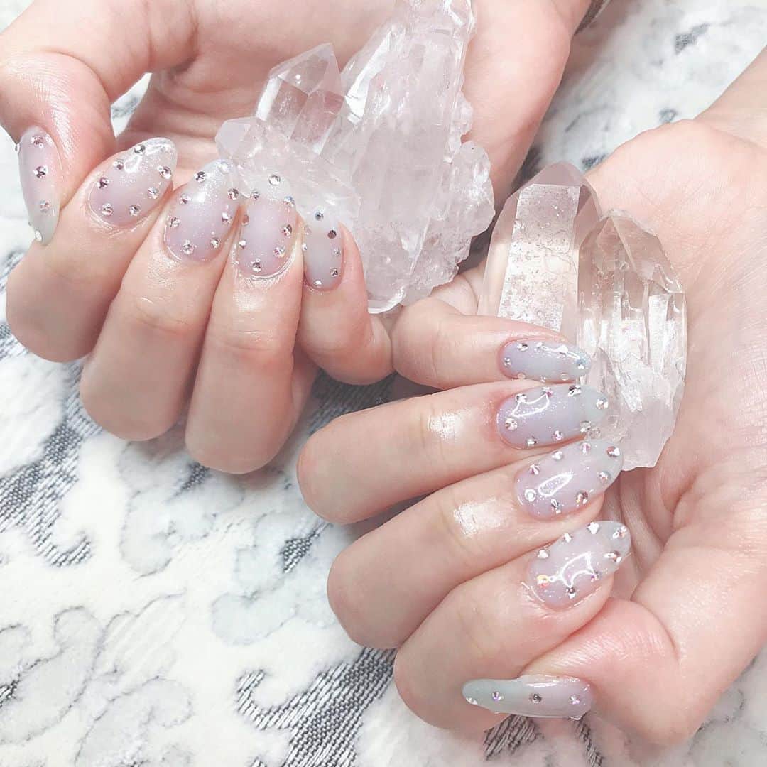 のインスタグラム：「❄️New Nail❄️ 今回のネイルは冬っぽく寒色を使いたくて、薄めのブルーラメベースにクリスタルとオーロラストーンを置いてシンプルだけど可愛いデザインにしたよ❄️💕 めっちゃ可愛くてお気に入り🥰 KAIくんいつもありがとう💅🏻💕 #newnail #nail #pinkrosewindow」