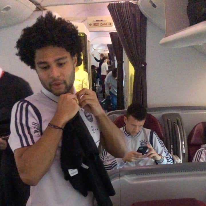 トーマス・ミュラーのインスタグラム：「All doors in flight ✈️😜#backhome #nurderfcb #abnachnürnberg」