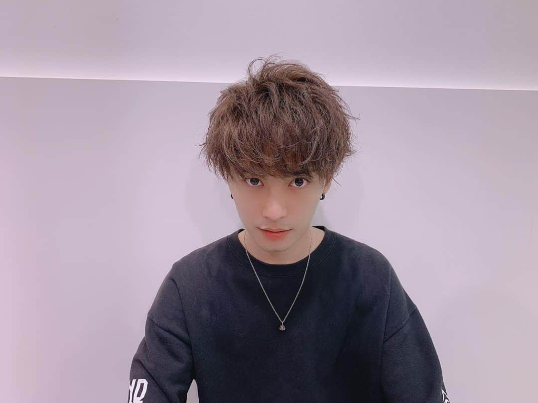 品川翔のインスタグラム：「• • • • 髪の毛をカット、カラーしました☺️ • • • • 普段あまりやらない 髪の毛を下ろしスタイル！！ 若返った気がする、、、？？笑 • • • • • • • • • • いつもプレゼントやお手紙 ありがとうございます😭😭 明日も公演がありますので 是非来てください！！！ 劇場でお待ちしてます🙏 • • • • • • • •  #instagood#actor#俳優 #hair#style#l4l #sneakers#sneakerhead #KYOTOSAMURAIBOYS #京都サムライボーイズ #KSB #品川brotherhood #oceantokyo  #new#hairstyle  #haircolor」