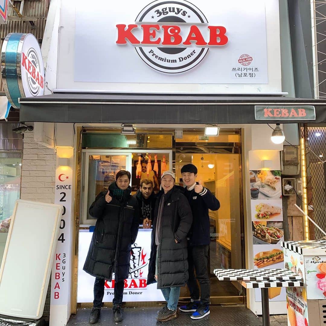 ホ・ジョンミンのインスタグラム：「십잡스 맹길이 피자에 이어 케밥까지 진출 대박나라 #쓰리가이즈케밥」