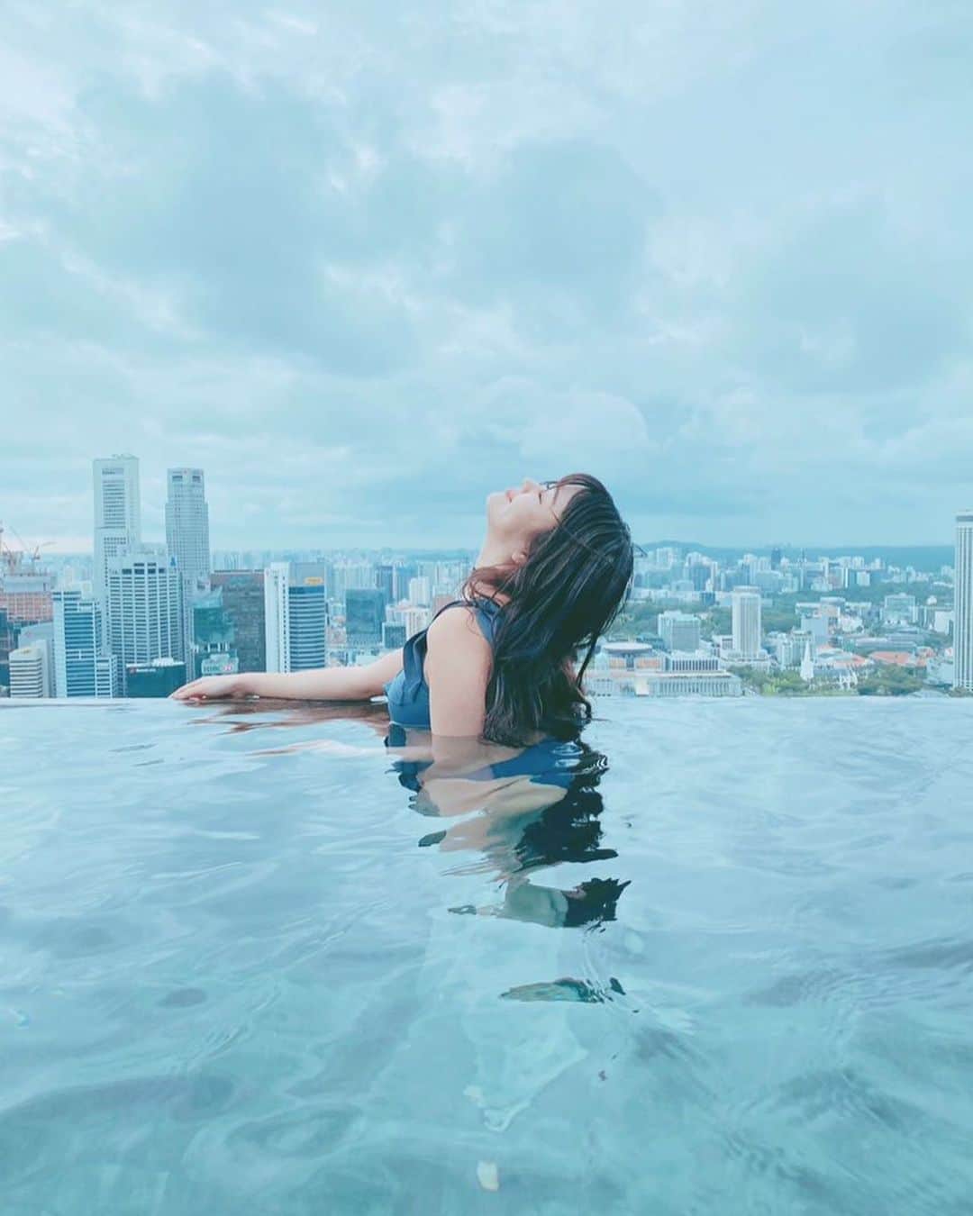 徳本夏恵（なちょす）さんのインスタグラム写真 - (徳本夏恵（なちょす）Instagram)「﻿ ﻿ ﻿ 空とプールと最高の景色･:*+.﻿ ﻿ ﻿ ﻿ ﻿ ﻿ ここが本当に素敵だったって、﻿ ばびこから少し話は聞いてて、﻿ ﻿ シンガポール行くなら絶対ここに泊まりたいってずーっと憧れてたマリーナベイサンズ🏊‍♂️✨﻿ ﻿ ﻿ 想像以上に素敵すぎて、﻿ ﻿ もーずーっとおりたいなってばびことひたすら満喫しまくってた。﻿ 泊まれたことが本当に幸せ。（；＿；） ﻿また仕事頑張れる活力。（；＿；） ﻿ ﻿ ﻿ ﻿ #シンガポール#素敵旅#マリーナベイサンズ#ちょくちょく更新」1月10日 20時17分 - nachos_kimono