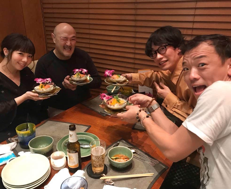 前田まみさんのインスタグラム写真 - (前田まみInstagram)「楽しいご飯会😆🇹🇭 くまだまさし兄さんのご飯会♪ むちゃくちゃ楽しかったー！美味しかったー！ 最後にハグPowerいただいたよ💪 わーい🥳 #くまだまさし　にいさん　 #もりやすバンバンビガロ にいさん #森田展義 にいさん #前田まみ　 #よしもとクリエイティブエージェンシー」1月10日 20時17分 - koromami24