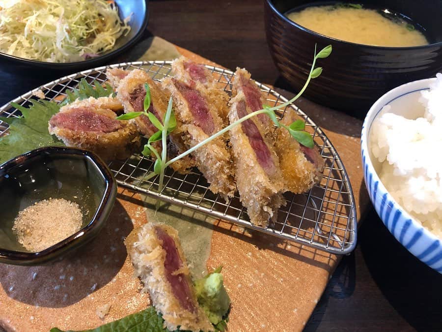藤坂奈央さんのインスタグラム写真 - (藤坂奈央Instagram)「. 今日は取材で長崎市・小ヶ倉へ 雲ひとつない快晴で思わず📸 お昼ごはんは牛カツでした。贅沢💓 . そんなこんなで自分を甘やかし やっっっと金曜日。 仕事始めから1週間おつかれさまでした🙇‍♂️ . #長崎 #nagasaki #nagasaki365  #牛カツ #勝鹿 #長崎グルメ #取材ランチ」1月10日 20時23分 - naofujisaka_