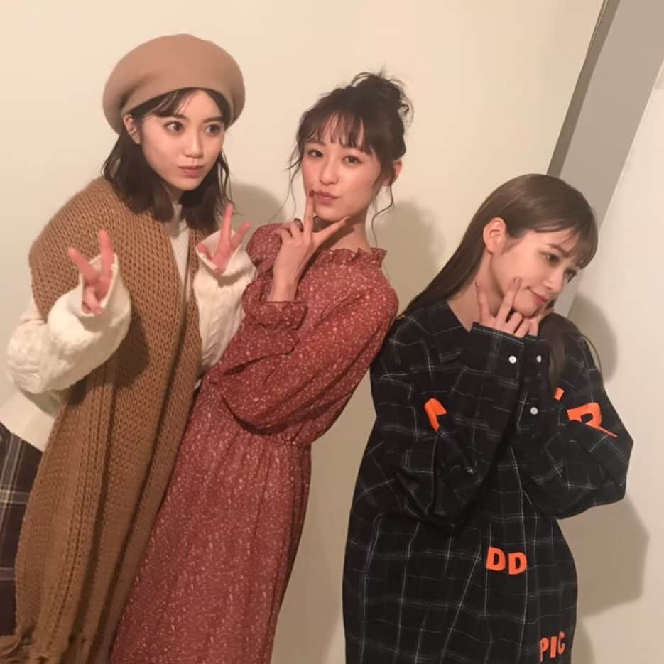 Popteenさんのインスタグラム写真 - (PopteenInstagram)「2月号では憧れのあの人のインスタコーデをプチプラで再現してみたよ🥰🥰 SNS有名人✨やアイドル💘から、POPモデルのいいね！が多かったインスタコーデまで、いろんなコーデが気軽にマネできちゃう🎶 この撮影の時のゆる〜いオフショット📷💗 #Popteen#ポップティーン#モデル#中野恵那#ちゃんえな#鈴木美羽#みうぴよ#生見愛瑠#めるる#オフショット#インスタコーデ#プチプラ」1月10日 20時35分 - popteen_official