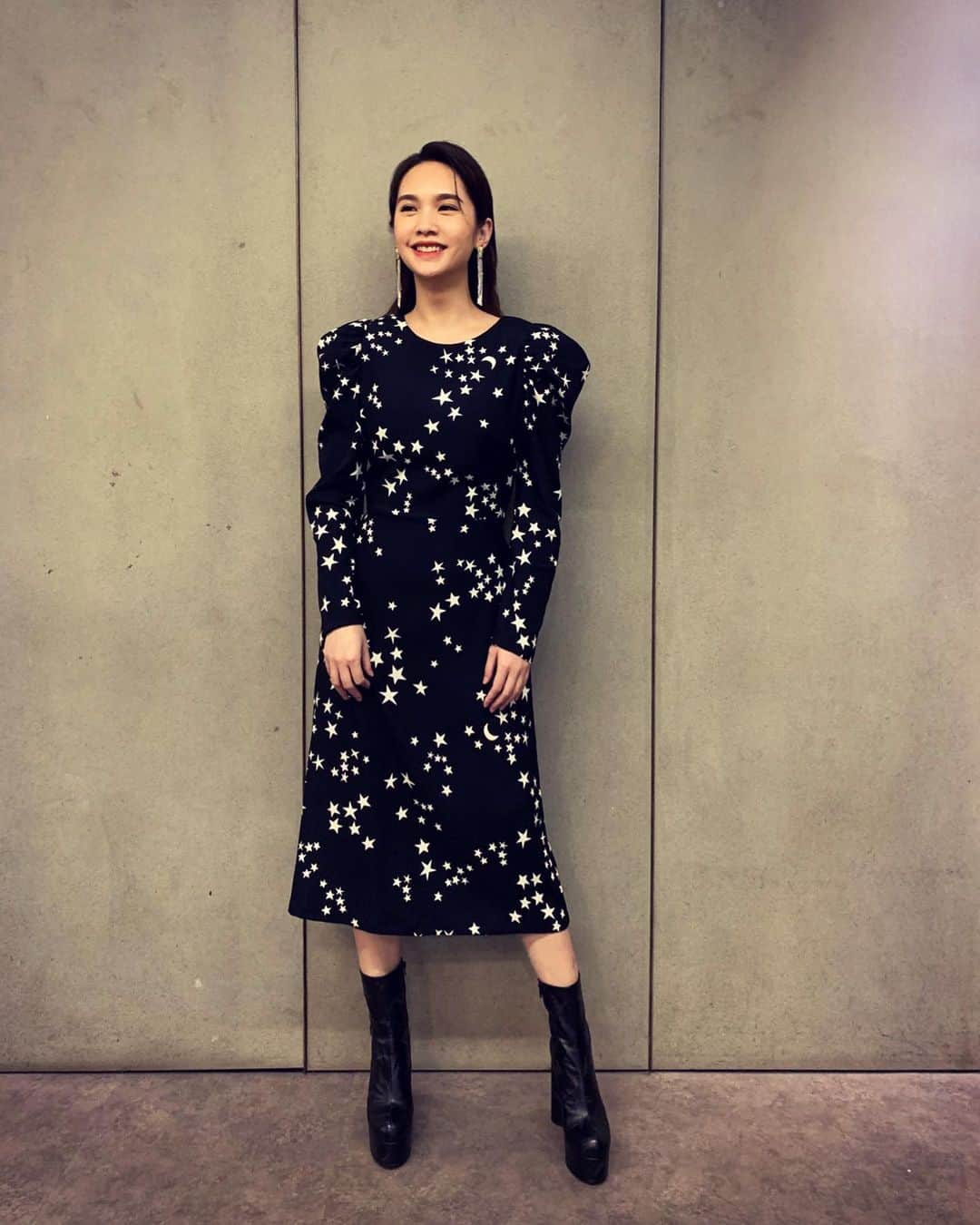 レイニー・ヤンさんのインスタグラム写真 - (レイニー・ヤンInstagram)「🖤 今天長這樣 準備上台囉 掰哺  妝 @carlin_chen 髮兼掌鏡人 @zoom_jacobs」1月10日 20時35分 - rainie77