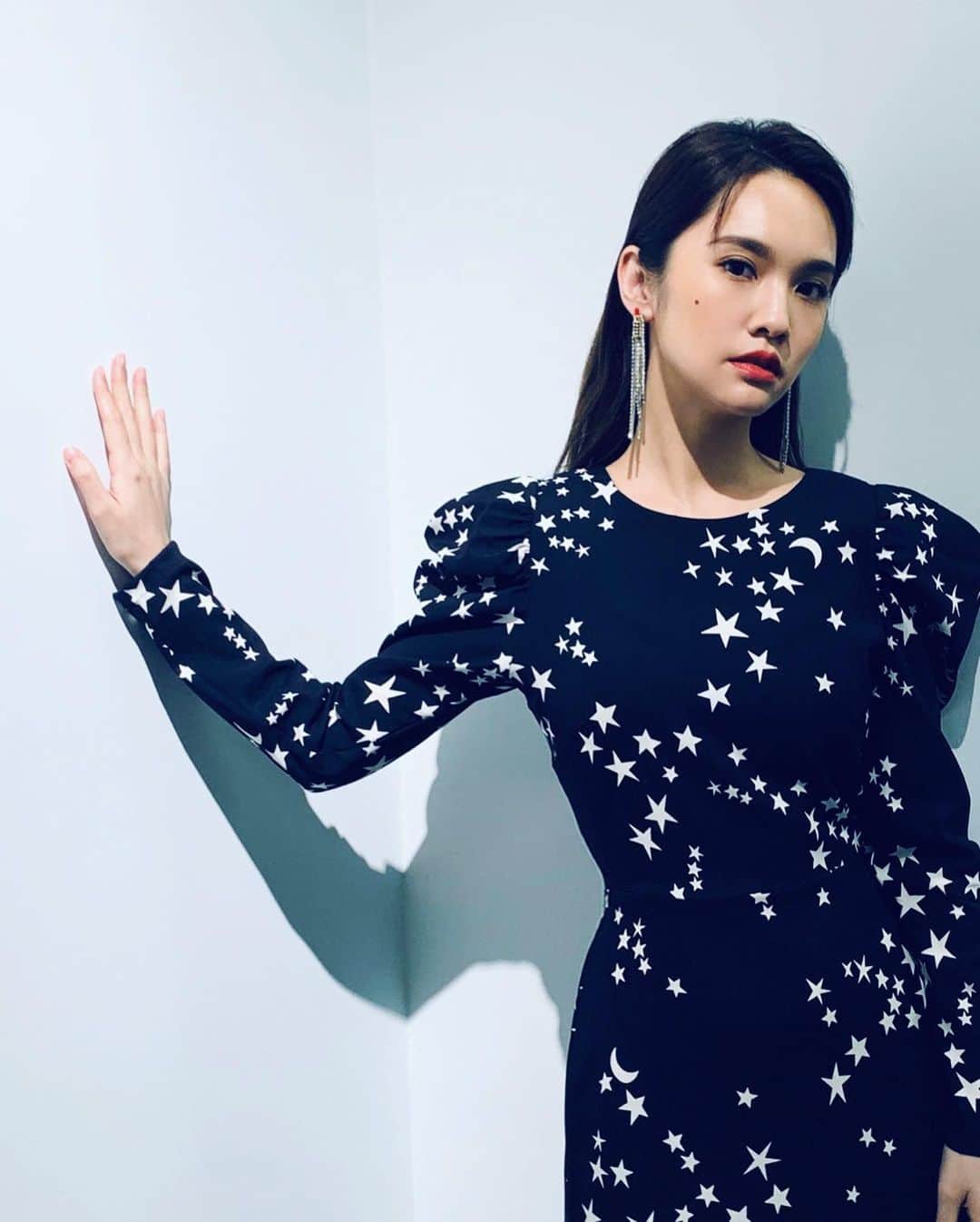 レイニー・ヤンさんのインスタグラム写真 - (レイニー・ヤンInstagram)「🖤 今天長這樣 準備上台囉 掰哺  妝 @carlin_chen 髮兼掌鏡人 @zoom_jacobs」1月10日 20時35分 - rainie77