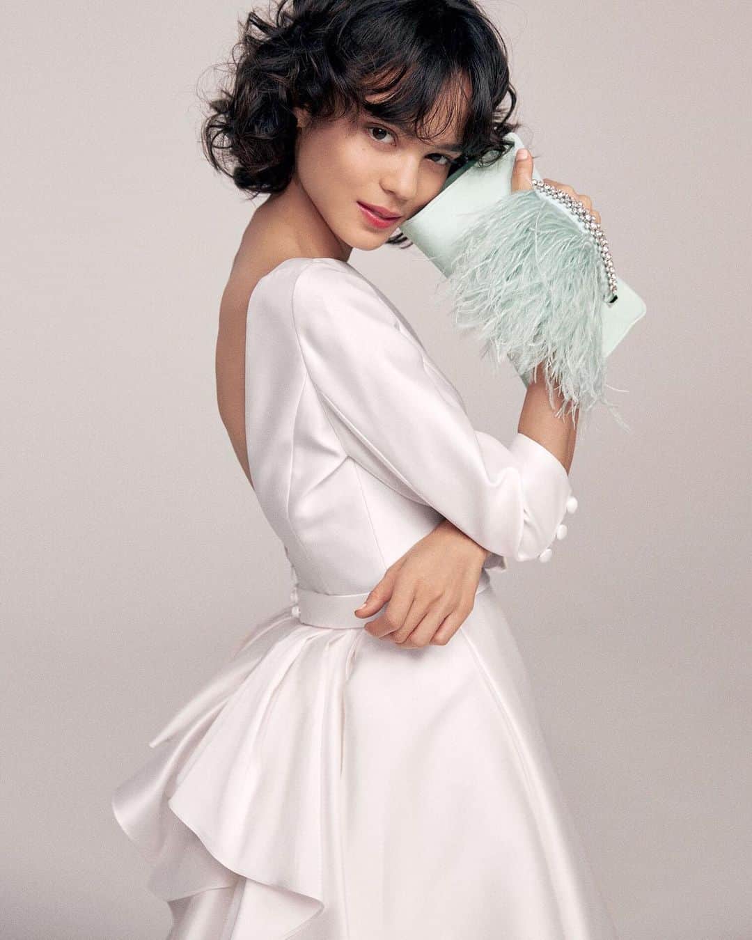 エル・マリアージュのインスタグラム：「2020 WEDDING TREND✍️【ミント】上品クラシカルな花嫁のフレッシュなアクセントカラー🌿🕊🌿🕊 .. .. .. from @ellemariage issue 36 Clutch Bag @jimmychoo  Dress @carolinaherrera at @novaresewedding  Photo @satoshikuronuma Styling @yuuki.yasuda.n Hair @takayukishibata Makeup @makikoe917 Model @gabrielle.rul .. .. #ellemariage #エルマリアージュ #2020春婚 #2020冬婚 #2020夏婚 #2020秋婚 #日本中のプレ花嫁さんと繋がりたい #ellebride #2020年ウエディングトレンド #fashionbride #ジミーチュウ #idoinchoo #carolinaherrerabride #キャロリーナヘレラ #novaresewedding  #続きは最新号で💕」