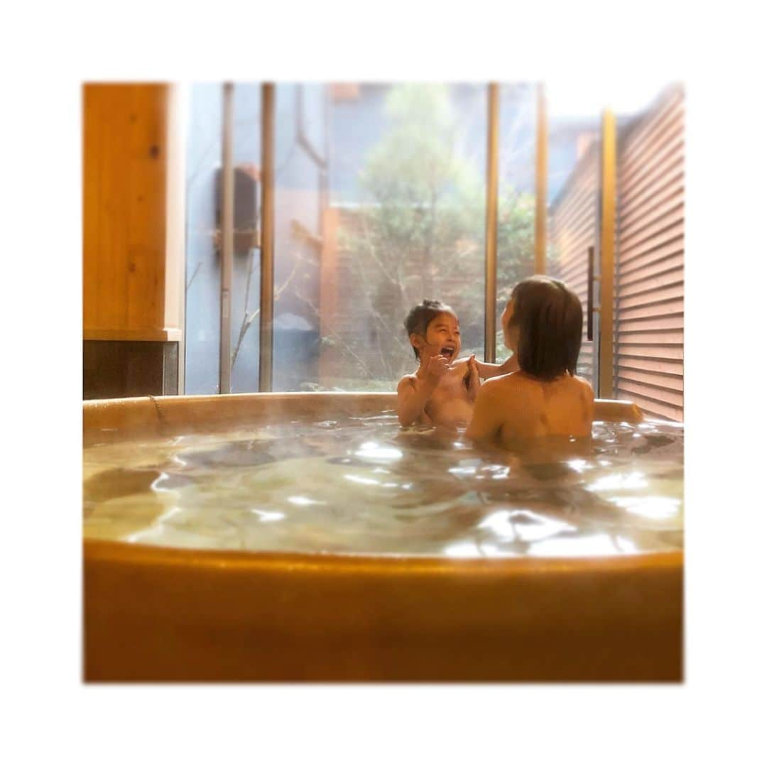 小泉梓さんのインスタグラム写真 - (小泉梓Instagram)「先日の初大分弾丸旅。  ちびの冬休み残り3日となった日、旦那氏があさって大分行く？と急に言い出した。  小さな子２人連れての飛行機、一泊だけなんて疲れるだけだと思ったけど、旦那氏の友達のごはん屋さんオープンしたのもあって、急遽行くことに。  行きの飛行機は二人とも寝てくれて助かったー。  そして、急すぎたから宿も期待ゼロだったけど、一部屋一部屋別れてる宿で、部屋にお風呂2つもあったし、子連れにはすごーくよかった。  ちびがかなり楽しんでて笑顔だったから、それ見てこちらも自然に笑顔になるね。  温泉大好きなんだってさ。笑  あ、ドライヤーがダイソンだったことにも感動したんだった。  まぁ確かに弾丸ですごく疲れたけど、20℃もあってすごしやすかったし、美味しいのもたくさん食べれたし、（食べ物については別に投稿するね）なんだかんだで、結果いい旅でした。  数日早い誕生日旅行ありがとうございました。  #大分　#別府　#旅行　#弾丸　#温泉　#匠晴の宿心庵　#全室離れ　#メゾネット  #子連れ旅行　#家族旅行　#トラベル　#hotsprings  #ooita  #travel  #二児の母　#3歳　#8ヶ月　#息子　#娘　#兄妹」1月10日 20時29分 - azusan111