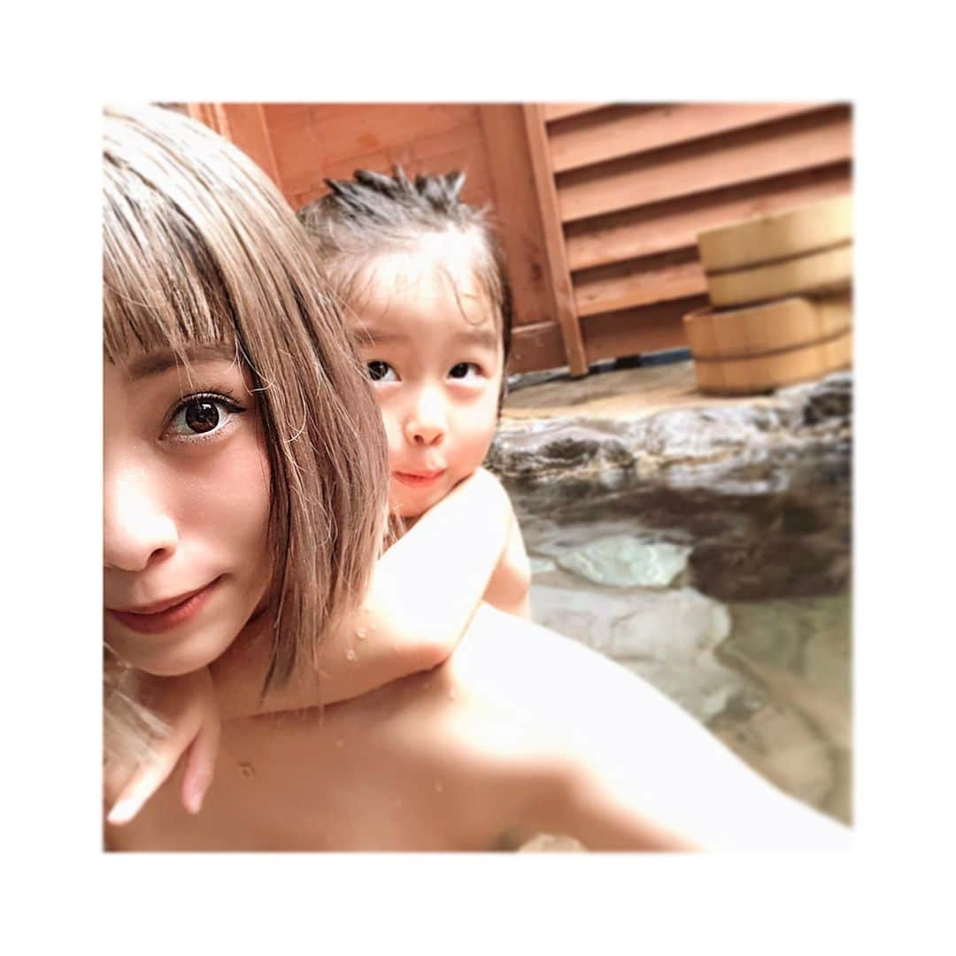 小泉梓さんのインスタグラム写真 - (小泉梓Instagram)「先日の初大分弾丸旅。  ちびの冬休み残り3日となった日、旦那氏があさって大分行く？と急に言い出した。  小さな子２人連れての飛行機、一泊だけなんて疲れるだけだと思ったけど、旦那氏の友達のごはん屋さんオープンしたのもあって、急遽行くことに。  行きの飛行機は二人とも寝てくれて助かったー。  そして、急すぎたから宿も期待ゼロだったけど、一部屋一部屋別れてる宿で、部屋にお風呂2つもあったし、子連れにはすごーくよかった。  ちびがかなり楽しんでて笑顔だったから、それ見てこちらも自然に笑顔になるね。  温泉大好きなんだってさ。笑  あ、ドライヤーがダイソンだったことにも感動したんだった。  まぁ確かに弾丸ですごく疲れたけど、20℃もあってすごしやすかったし、美味しいのもたくさん食べれたし、（食べ物については別に投稿するね）なんだかんだで、結果いい旅でした。  数日早い誕生日旅行ありがとうございました。  #大分　#別府　#旅行　#弾丸　#温泉　#匠晴の宿心庵　#全室離れ　#メゾネット  #子連れ旅行　#家族旅行　#トラベル　#hotsprings  #ooita  #travel  #二児の母　#3歳　#8ヶ月　#息子　#娘　#兄妹」1月10日 20時29分 - azusan111