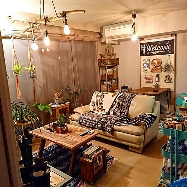 RoomClipJPさんのインスタグラム写真 - (RoomClipJPInstagram)「『エジソン電球のある部屋』繊細なフィラメントが魅力のエジソン電球。暖かな灯りが癒しの空間に。900枚以上のエジソン電球の部屋実例を参考にしてみてください⁠ .⁣⠀﻿⁠ Photo:cafe-plage(RoomNo.233854)▶︎この部屋のインテリアはRoomClipのアプリからご覧いただけます。アプリはプロフィール欄から⁣⠀﻿⁠ .⁣⠀﻿⁠ 投稿イベント開催中です【まもなく終了する投稿イベント】『今年買ったちょっといいもの〜1/12』『わたしのDIY&リメイクアイデア〜1/12』⁠ .⁣⠀﻿⁠ #RoomClip#ルームクリップ#interior#instahome#インテリア#暮らし#日常#マイホーム#日々の暮らし#丁寧な暮らし#家#シンプルライフ#リビング#家具#インテリア雑貨#収納#シンプルインテリア#模様替え#整理収納#インテリア好き#インテリア小物#おしゃれな家#100均インテリア#おしゃれインテリア#インテリア家具#エジソン電球#diy#流木#植物#ディアウォール」1月10日 20時30分 - roomclipjp