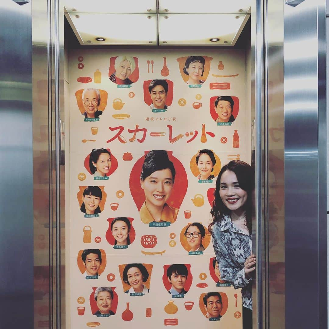 平野ノラさんのインスタグラム写真 - (平野ノラInstagram)「NHK大阪で生放送でしたー🌈 そしてスカーレット号 にマンモスやっP〜✨ 引き続き　I ❤︎ 八郎  #八郎さん #ゲロマブ #スカーレット #okバブリー」1月10日 20時34分 - noranoranora1988