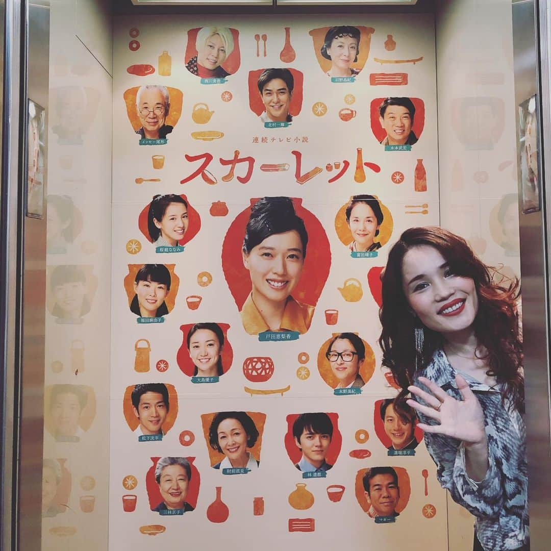 平野ノラさんのインスタグラム写真 - (平野ノラInstagram)「NHK大阪で生放送でしたー🌈 そしてスカーレット号 にマンモスやっP〜✨ 引き続き　I ❤︎ 八郎  #八郎さん #ゲロマブ #スカーレット #okバブリー」1月10日 20時34分 - noranoranora1988