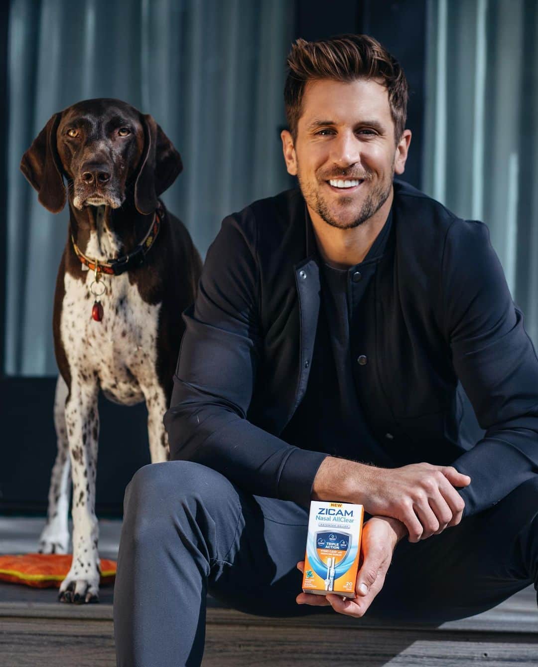 ジョーダン・ロジャースのインスタグラム：「My two trusted companions, Jackson and @Zicam (JoJo is a close third only b/c I can’t trust her around my French fries) #NasalAllClear #ad」