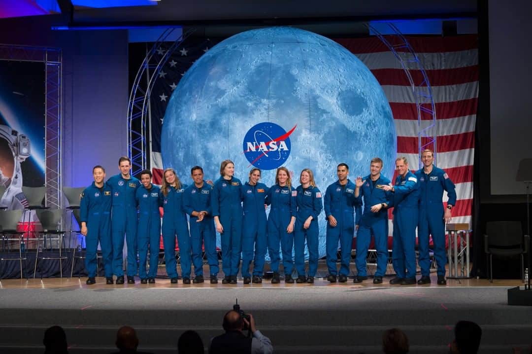 NASAさんのインスタグラム写真 - (NASAInstagram)「Forget caps and gowns. They’re getting spacesuits. 👩‍🚀 ⁣⁣ ⁣⁣ We welcomed 13 new astronauts today! The new astronauts successfully completed more than two years of required basic training and are the first to graduate under the Artemis program.⁣⁣ ⁣⁣ From left are, NASA astronaut Jonny Kim (@jonnyykim), @CanadianSpaceAgency (CSA) astronaut Joshua Kutryk, NASA astronaut Jessica Watkins (@astro_watkins), CSA astronaut Jennifer Sidey-Gibbon (@astro_jenni), NASA astronauts Kayla Barron (@astro_kayla), Jasmin Moghbeli (@astrojaws), Loral O'Hara, Zena Cardman (@zenanaut), Raja Chari, Matthew Dominick (@matthew.dominick), Bob Hines (@astro_farmerbob) and Warren Hoburg (@whoburg). ⁣⁣ ⁣ They are now eligible for assignments to the International Space Station (@ISS), Artemis missions to the Moon, and ultimately, missions to Mars.⁣⁣ ⁣⁣ Image Credit: NASA⁣⁣ ⁣⁣ #NASA #NewAstronauts #Artemis #turtlesofinstagram」1月11日 7時28分 - nasa