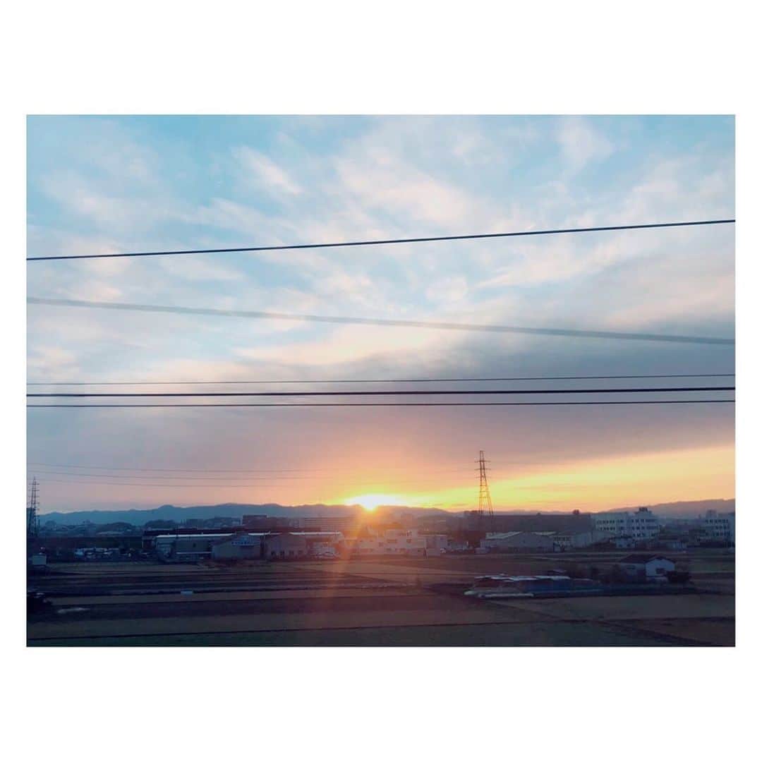 中谷しのぶさんのインスタグラム写真 - (中谷しのぶInstagram)「・ 日の出って写真を撮りたくなるから不思議🌅 今日も1日がんばるぞ〜！取材行ってきます✨ ・ #太陽のエネルギーって #すごいなぁー」1月11日 7時29分 - shinobunakatani.ytv