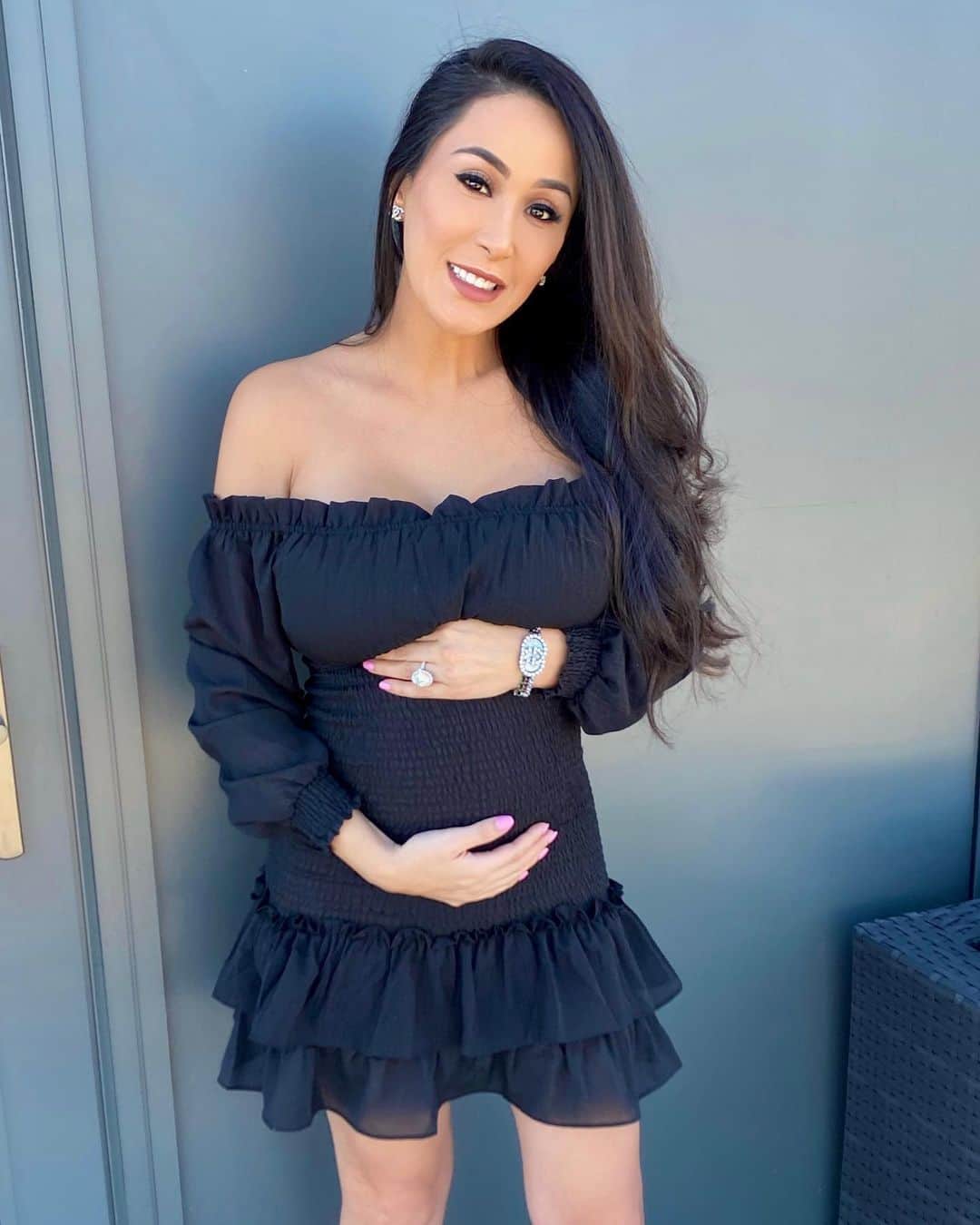 laurag_143のインスタグラム：「The only pose I currently know how to do 🤣🤰🏻 - For those of you who keep up with us, you know that my sister is also pregnant & we are due 11 days apart 😍 She just found out that she is also having a girl, so Ella Rose 🌹 is going to have a bestie 👯‍♀️」