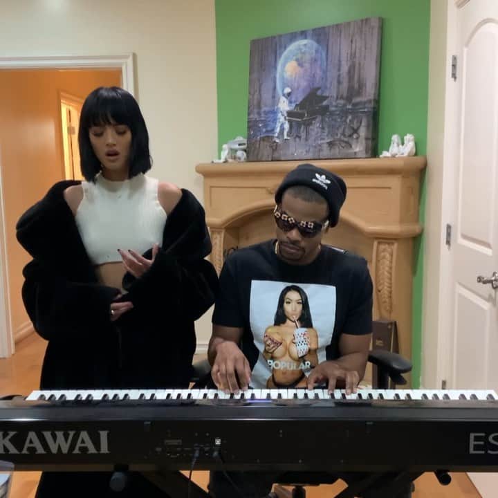 エマリン・エストラーダのインスタグラム：「Isn’t @kingbach lovely? He learned this real quick for me ❤️ ‘Lovely’ by @billieeilish @thegr8khalid」