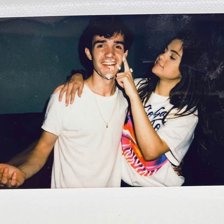 Aaron Carpenterさんのインスタグラム写真 - (Aaron CarpenterInstagram)「Congrats on an incredible album top to bottom 🙌 Love you & Proud of you @selenagomez GO LISTEN FORREAL ITS FIRE #Rare」1月11日 6時28分 - aaroncarpenter