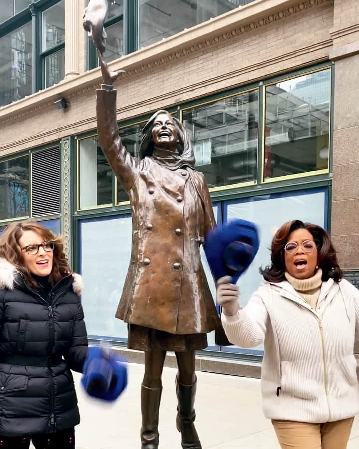 オプラ・ウィンフリーのインスタグラム：「You better believe I was going to visit the Mary Tyler Moore statue when I touched down in Minnesota! Thank you for joining me, Tina Fey. Liz Lemon would’ve loved this. See y’all tomorrow for the WW 2020 Vision Tour, St. Paul! @ww.now #Oprahs2020VisionTour」