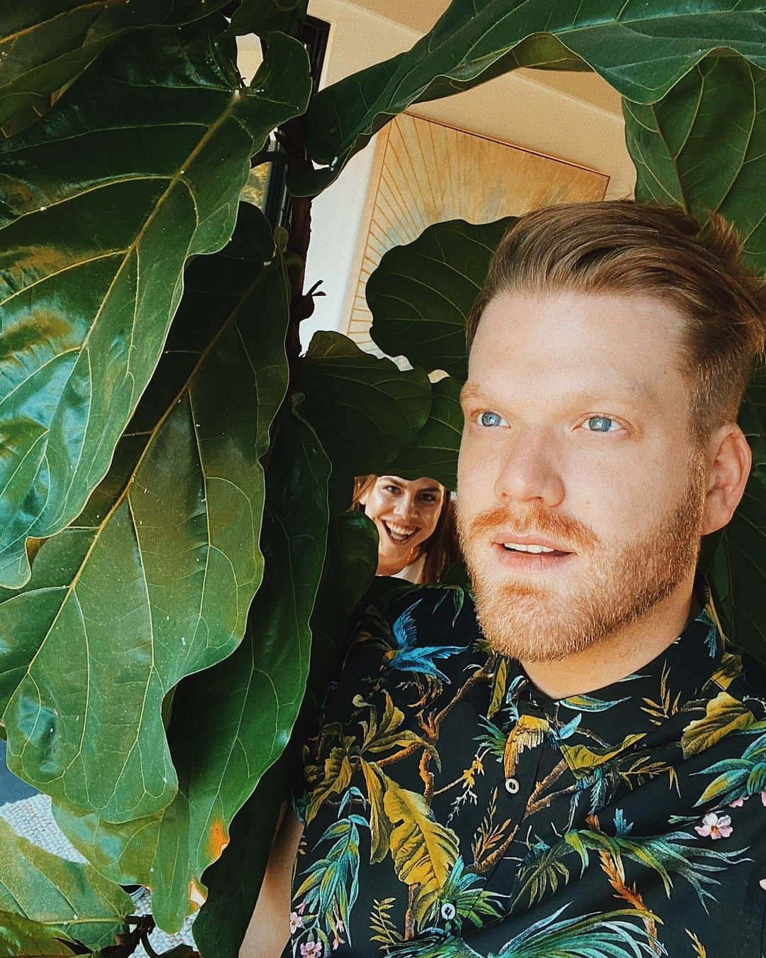 スコット・ホアイングさんのインスタグラム写真 - (スコット・ホアイングInstagram)「ok 1. happy national houseplant appreciation day 🌱 and 2. i’ve truly never seen a picture that embodies me and @meggmusic’s friendship more」1月11日 6時55分 - scotthoying