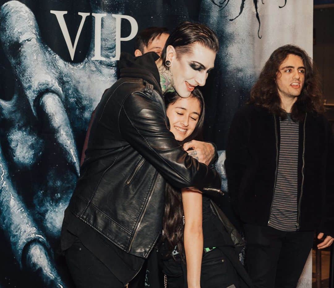 ヴィック・フエンテスのインスタグラム：「Big thanks to @miwband for showing Isabella the VIP treatment for her #DREAMDAY !  She has Spondyloarthropathy which effects the ligaments, tendons, and joints all over her body causing extreme pain and problems with her gastrointestinal tract. Despite her afflictions she is a shining light of positivity and all smiles! @ltdfoundation exists to help incredible people like Isabella live their lives to their fullest! 🖤🤘 // photos: @vdwyer」