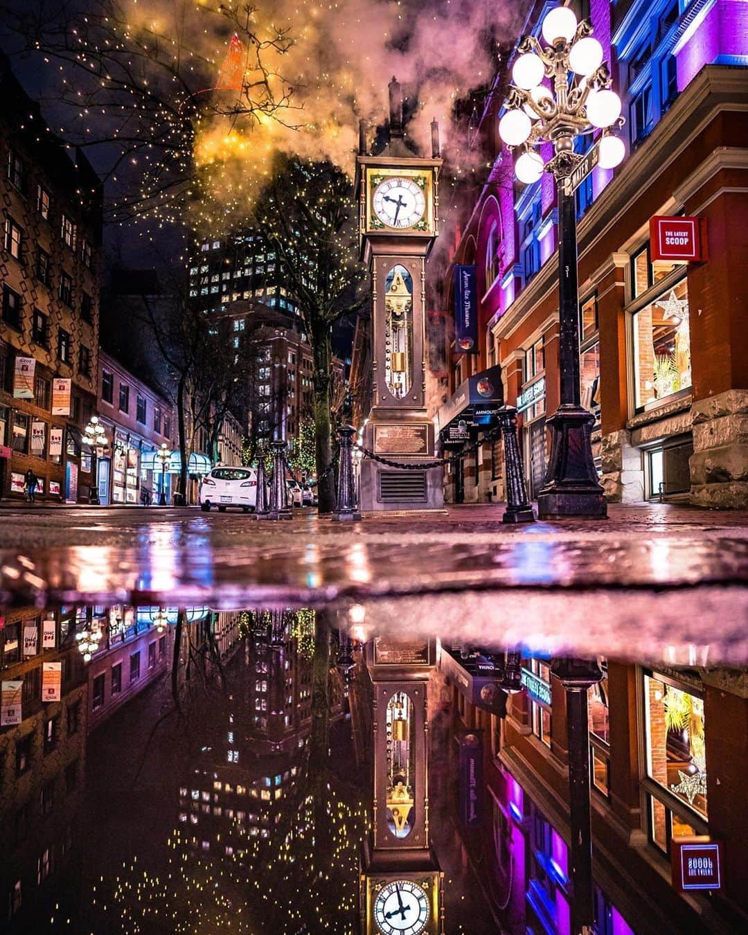 バンクーバー観光局- Tourism Vancouverのインスタグラム：「雨が止んだ後のガスタウンの夜は、お散歩にぴったり。レンガが敷き詰められた道路とあたたかい街灯がしっとりした雰囲気を演出してくれますよ。水たまりに反射する街の風景も一緒に写真に収めてみてください。⁠ 📷 : @aboolife(Instagram)⁠ .⁠ .⁠ .⁠ #カナダ #バンクーバー #Vancouver #旅 #旅行 #女子旅 #旅好き #一人旅 #海外旅行 #トラベル #旅女子 #旅行好きな人と繋がりたい #旅好きな人と繋がりたい #旅行好き #旅行大好き #旅行行きたい #旅に出たい #海外 #旅の記録 #旅の思い出 #旅行記 #旅したくなるフォト #マイトリップ #マイトリ #retrip_global #風景 #世界一周 #ダレカニミセタイケシキ #ガスタウン #夜景ら部」