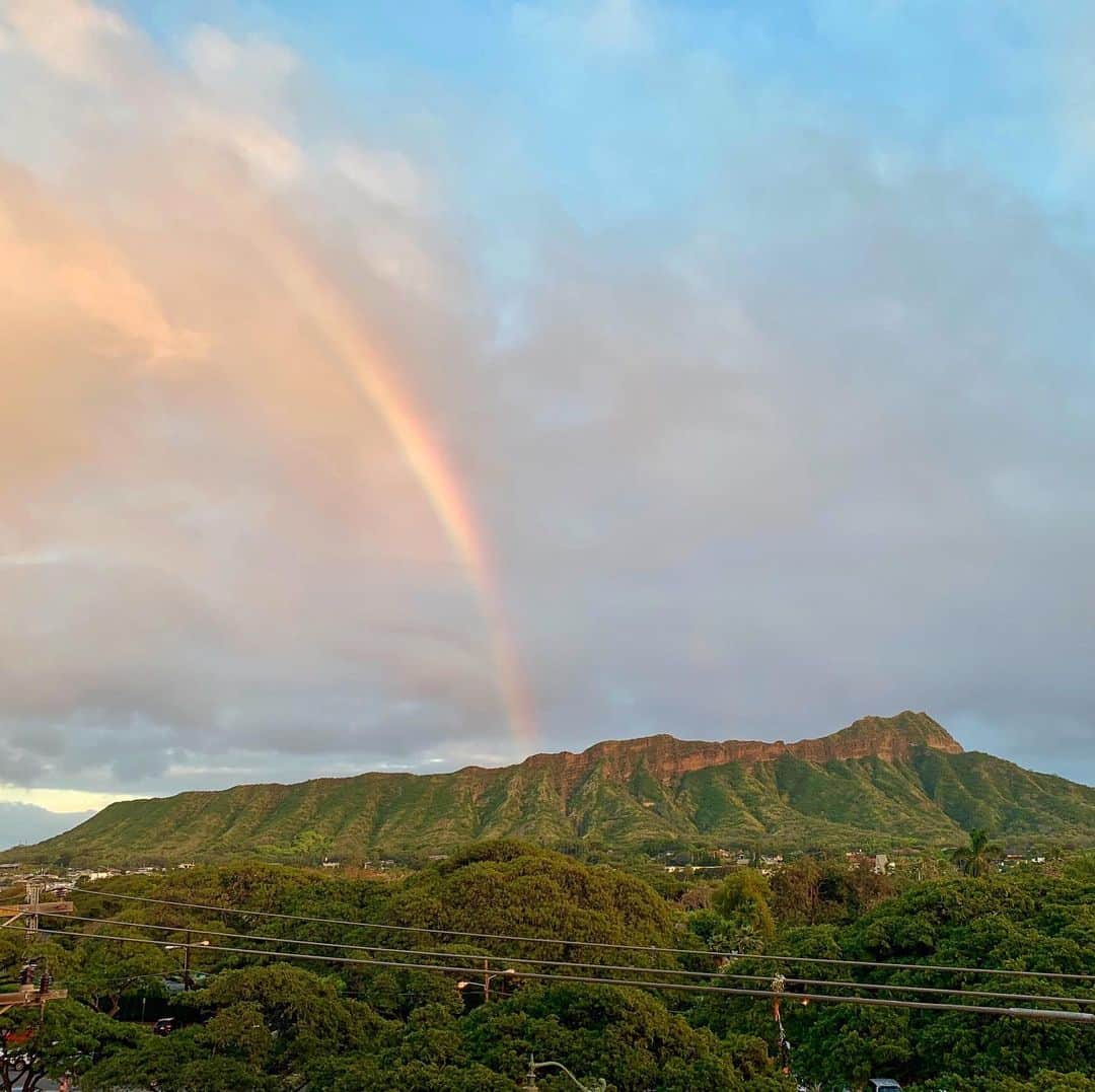 Belle Vie Hawaiiさんのインスタグラム写真 - (Belle Vie HawaiiInstagram)「強風や雨が降ったり止んだり﻿ 不安定なお天気が続いているワイキキですが、﻿ こんな時は、あちこちで虹に遭遇できるチャンスです🌈😀﻿ ﻿ #belleviehawaii #hawaii﻿ #waikiki #waikikibeach﻿ #aloha #honolulu﻿ #alohafriday #rainbow﻿ #oahuhawaii #oahulife﻿ #hawaiilife #honoluluhawaii﻿ #ハワイ #ベルヴィー﻿ #ハワイ旅行 #ハワイ好き﻿ #ハワイ大好き #アロハ﻿ #虹 #レインボー﻿ #ハワイ土産 #ハワイ行きたい﻿ #ハワイのお土産 #ハワイアン﻿ #ワイキキ #ワイキキビーチ﻿ #ホノルル #ハワイ生活﻿ #ハワイ好きな人と繋がりたい」1月11日 7時01分 - belleviehawaii