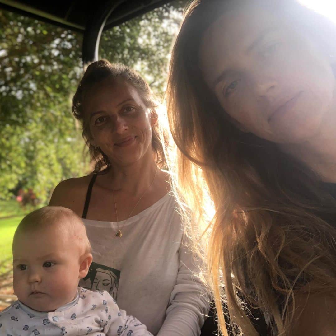 レイラニ・ビショップのインスタグラム：「Friday 🍊 Harvest #kilaueafarms #waiakalua stocking the fruit stand #honorsystem  training the next generation of #kilaueafarmgirls #liliana」
