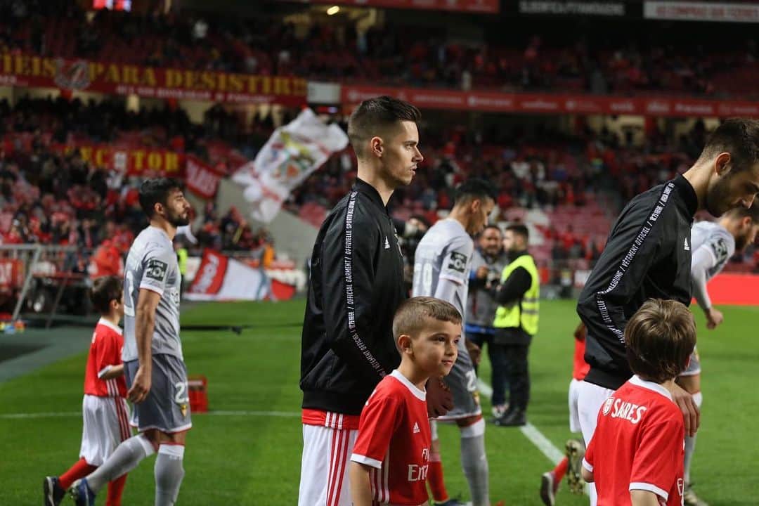 のインスタグラム：「Happy about my debut for @slbenfica 🦅 Hard fight but the 3 points stay here 💪🏽」
