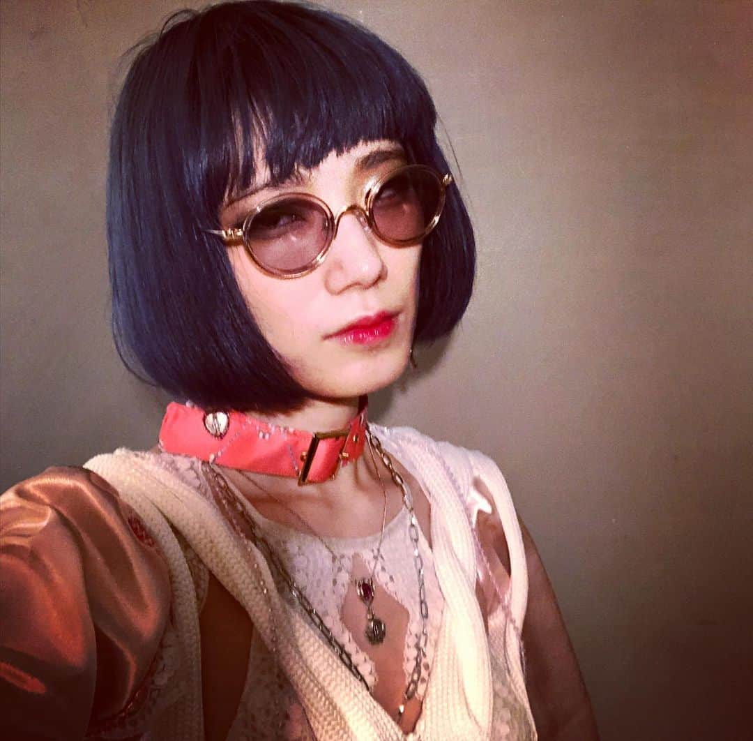 水野しずのインスタグラム：「オシャレな楽屋で自撮りをしたら何らかの「思想犯」みたいになって最高なので見てください。2020ssのトレンドは思想犯。　#思想犯」