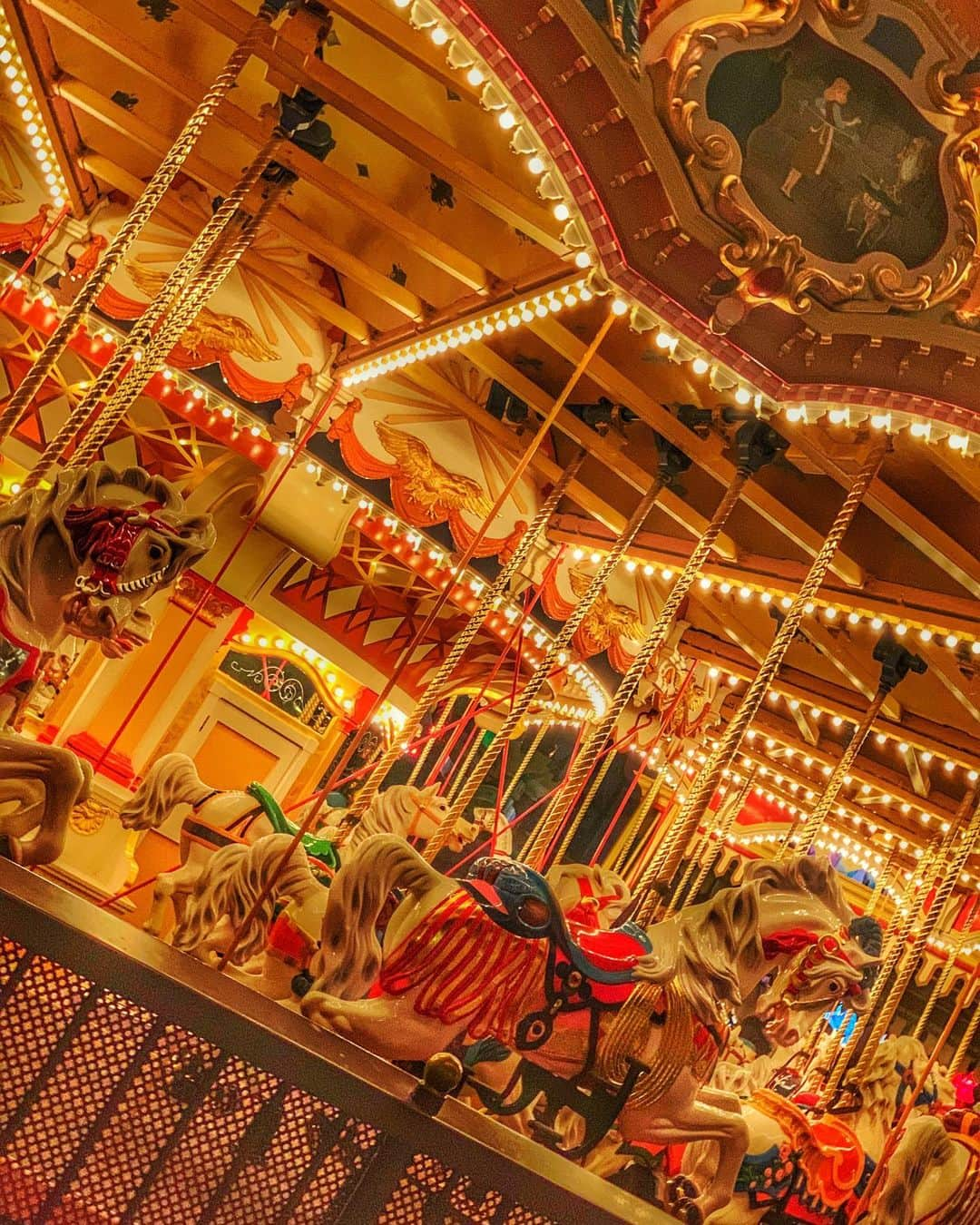 森下舞桜のインスタグラム：「Merry-go-round🎠✨ #merrygoround #light #tokyo #disneyland #disney #beautiful #2020 #1 #10 #japan #fantasyland」