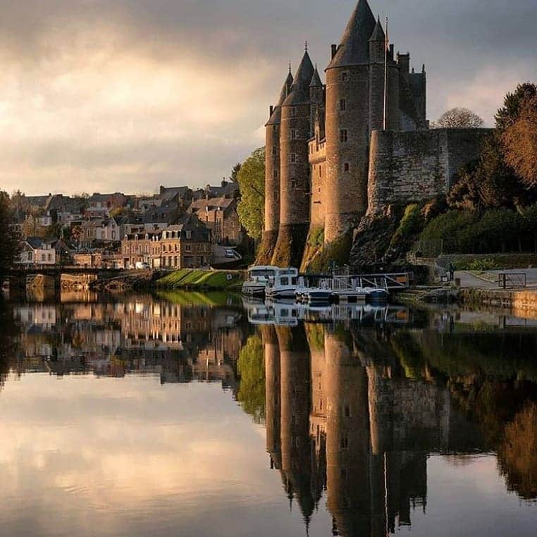 エールフランスのインスタグラム：「In the heart of the Brittany region, the majesty of the Château de Josselin. Beauté de Bretagne – le Château de Josselin magnifié par @remilemenicierphoto.  #AirFrance #Franceisintheair #discover #explore #wanderlust #Brittany #Bretagne」