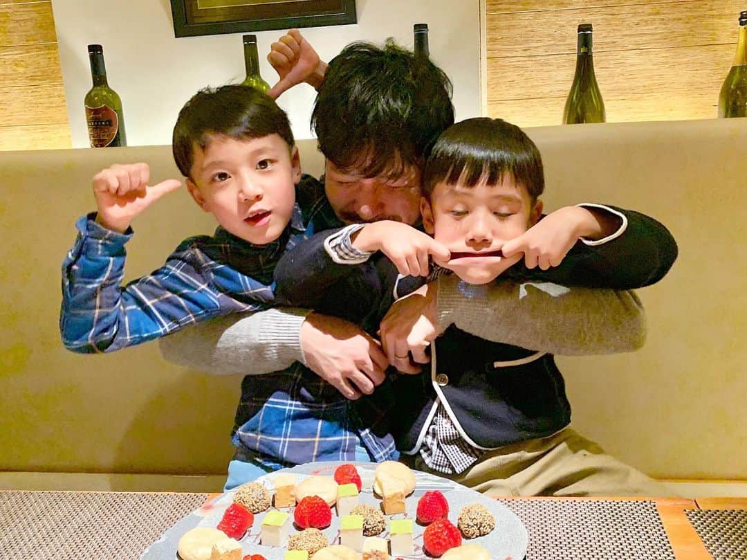 のインスタグラム：「team吉田の可愛子ちゃんたち♡ ちなみに真ん中の長男(もーすぐ35歳)が1番手かかります👨🏻❤️ ・ ・ #年々わがまま #北新地rakusui  #北新地グルメ」