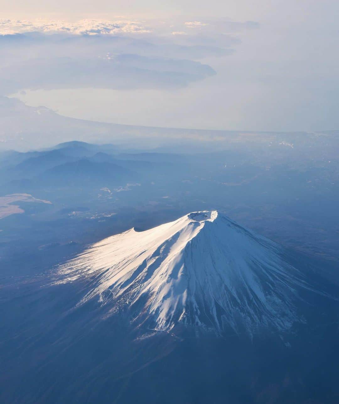 masayaさんのインスタグラム写真 - (masayaInstagram)「Morning light  Mt. Fuji & Izu Peninsula 富士山と伊豆半島」1月10日 22時35分 - moonlightice