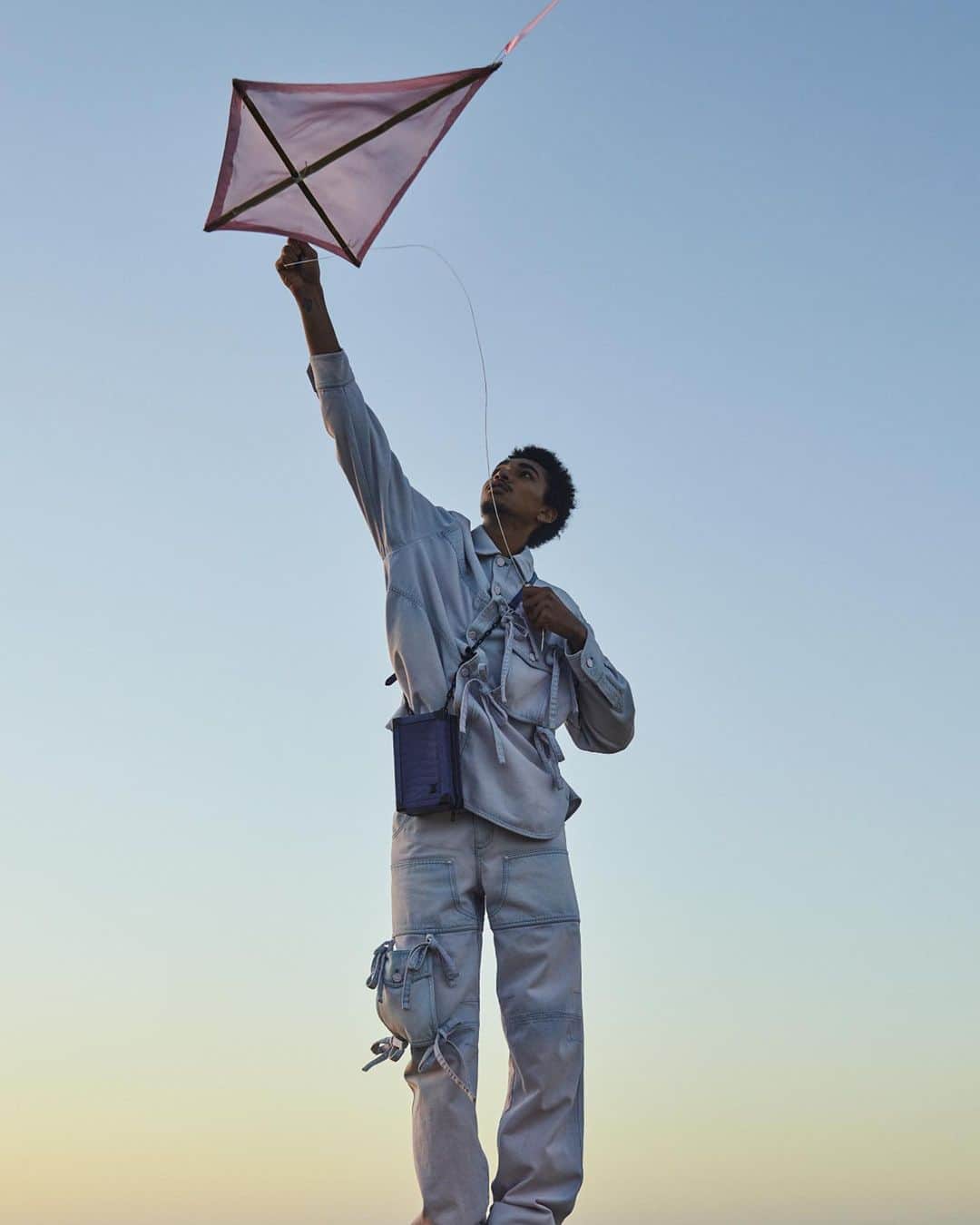 ルイ・ヴィトンさんのインスタグラム写真 - (ルイ・ヴィトンInstagram)「Flying a kite: #VirgilAbloh observes the recurrent  notion of boyhood as premise for the #LVMenSS20 Campaign. Stay tuned for the upcoming #LouisVuitton campaign shot in Morocco.」1月10日 22時39分 - louisvuitton