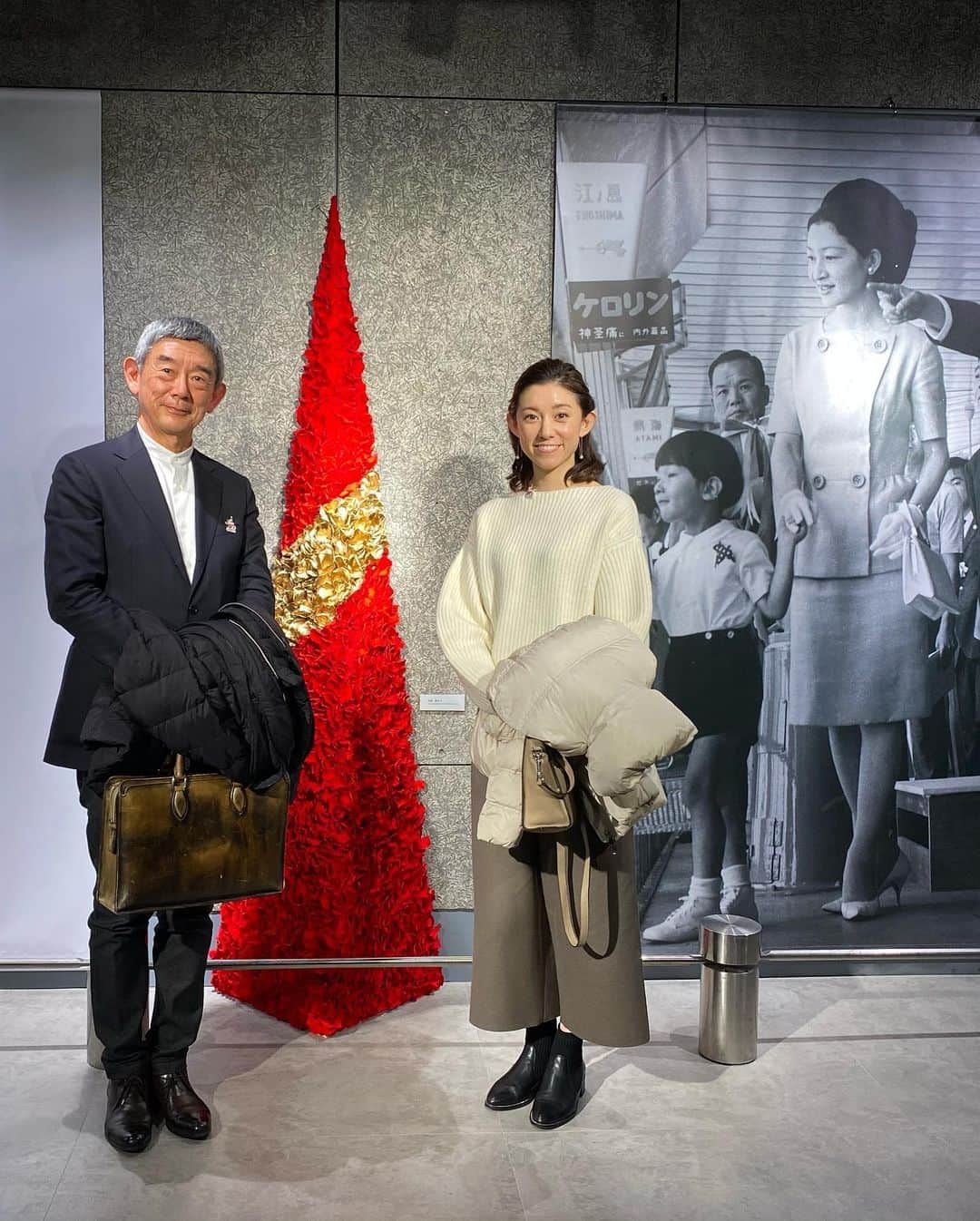 若林理紗さんのインスタグラム写真 - (若林理紗Instagram)「元日の東京タワー🗼﻿ ﻿ 今日、なぜか東京タワーの投稿をしている人が﻿ 多い気がして、ふと思い出しました。﻿ ﻿ 写真2枚目〜は、﻿ 12月23日に開業61年目を迎えた東京タワーで﻿ 開催されたイベントに父と参加させていただいた﻿ 時のものです👨‍👧﻿ ﻿ 東京タワーが皇族方と紡いだ歴史の展示も。﻿ 今上天皇が幼少期に使われていた﻿ ファミリアの籠バッグも展示されていました✨﻿ ﻿ 眺めていると﻿ なぜか心落ち着く東京タワー。﻿ ﻿ なぜなのでしょう。﻿ ﻿ ﻿ #東京タワー  #tokyotower  #61年目 もよろしくお願いします #父娘デート」1月10日 22時55分 - lisawakabayashi