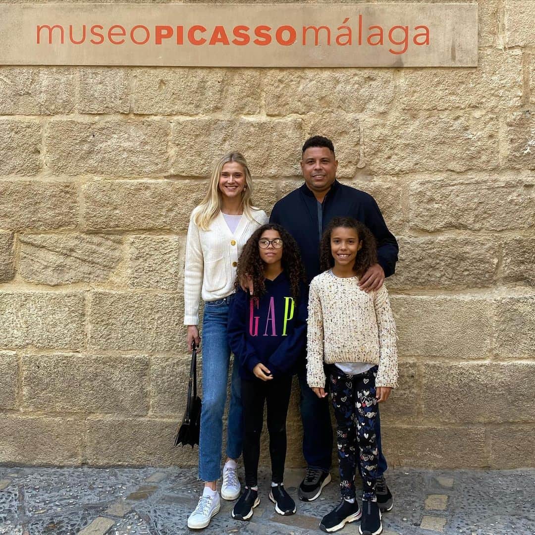 ロナウドのインスタグラム：「Mis niñas!💜」