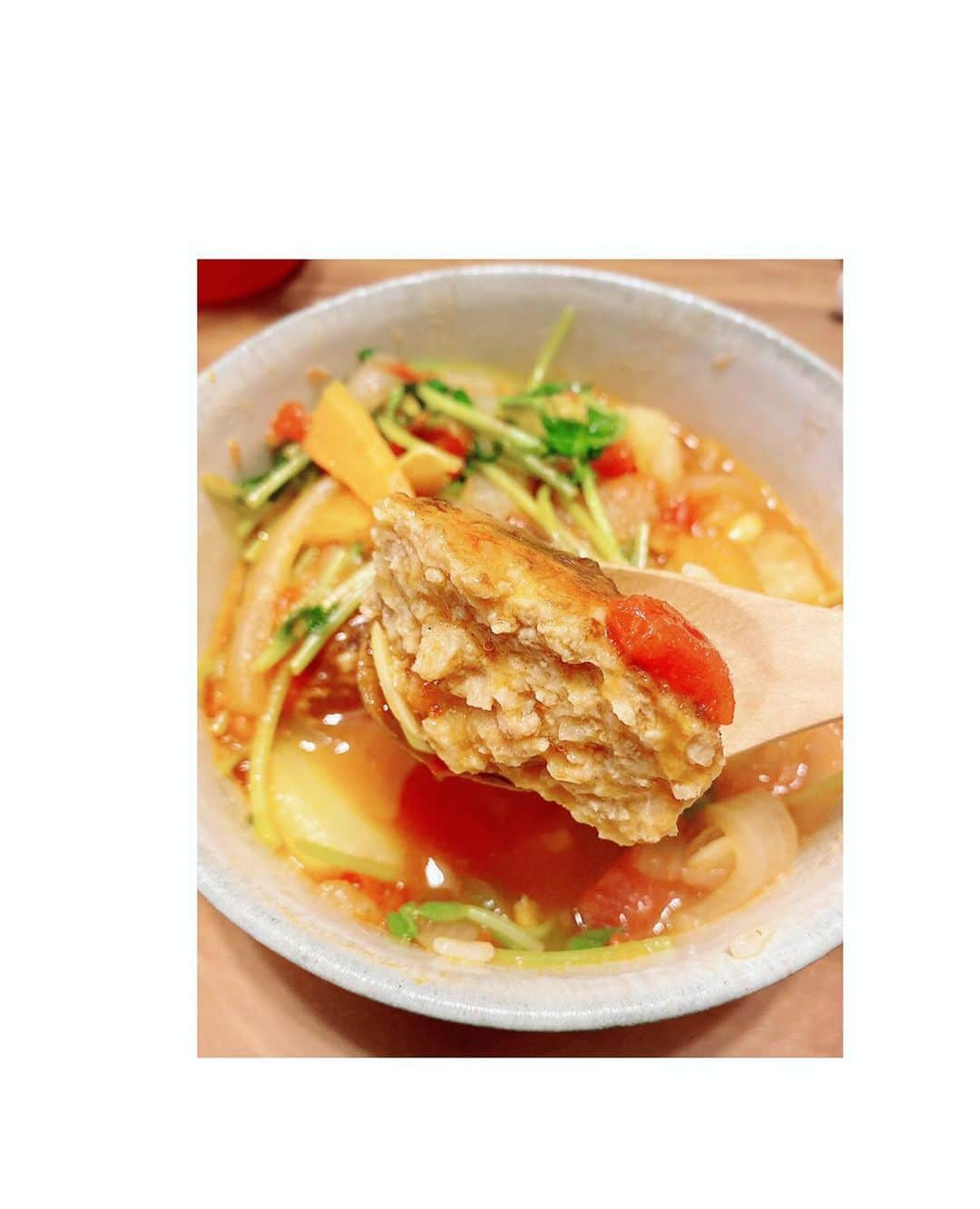 鈴木亜美さんのインスタグラム写真 - (鈴木亜美Instagram)「ハンバーグのトマト煮込みの残りをアレンジ🍲 玉ねぎ、人参、ジャガイモをコンソメスープで煮込んで火を通す。 深めのホットプレートにハンバーグトマト煮を並べ、上のものをコンソメスープごとぶっかけて、豆苗をちりばめ蓋をし、少し煮込むだけ。 野菜たっぷりになって、またまた食べやすくなる。ホットプレートだから、いつまでも熱々をいただきます‼️ #あみーごはん #残りをアレンジ #その方が効率いい #たくさん作った時に #あったかご飯 #簡単飯 #ママスタグラム #料理」1月10日 22時50分 - amiamisuzuki