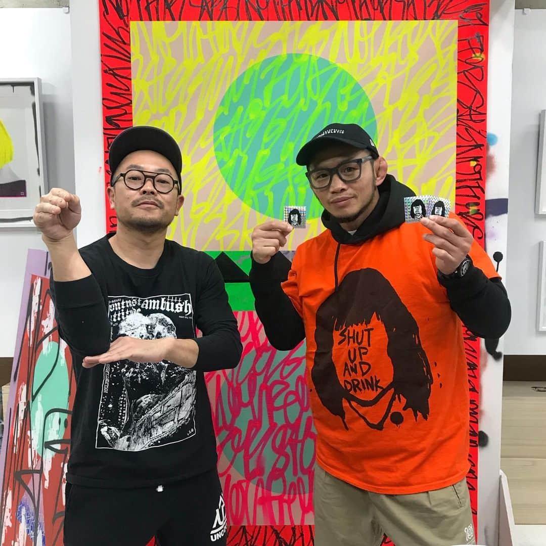 宇野薫のインスタグラム：「@ryuji_kamiyama さん @amane_murakami さん ライブペイント前に @brickandmortar_nakameguro にお邪魔しました！！ キラキラシール🤩& サングラス🕶カワイイ」