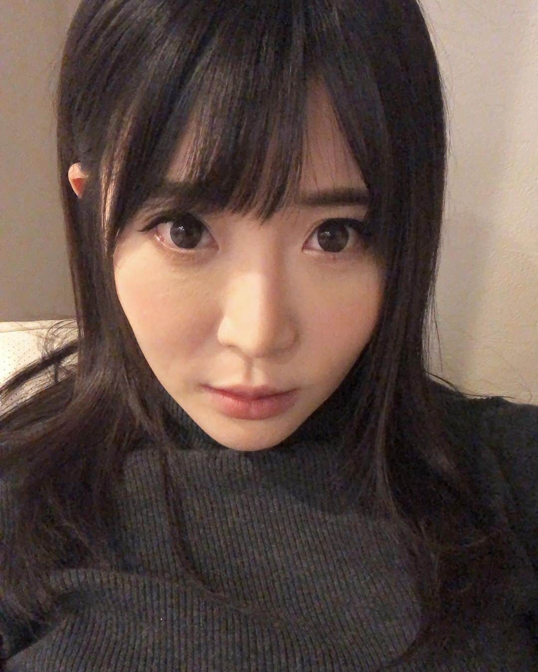 七菜乃さんのインスタグラム写真 - (七菜乃Instagram)「前髪切りました。 #ハイフ 効果出てる😎  いつもと違うスタンプ顔してみました(￣▽￣)」1月10日 23時03分 - nananano.nano
